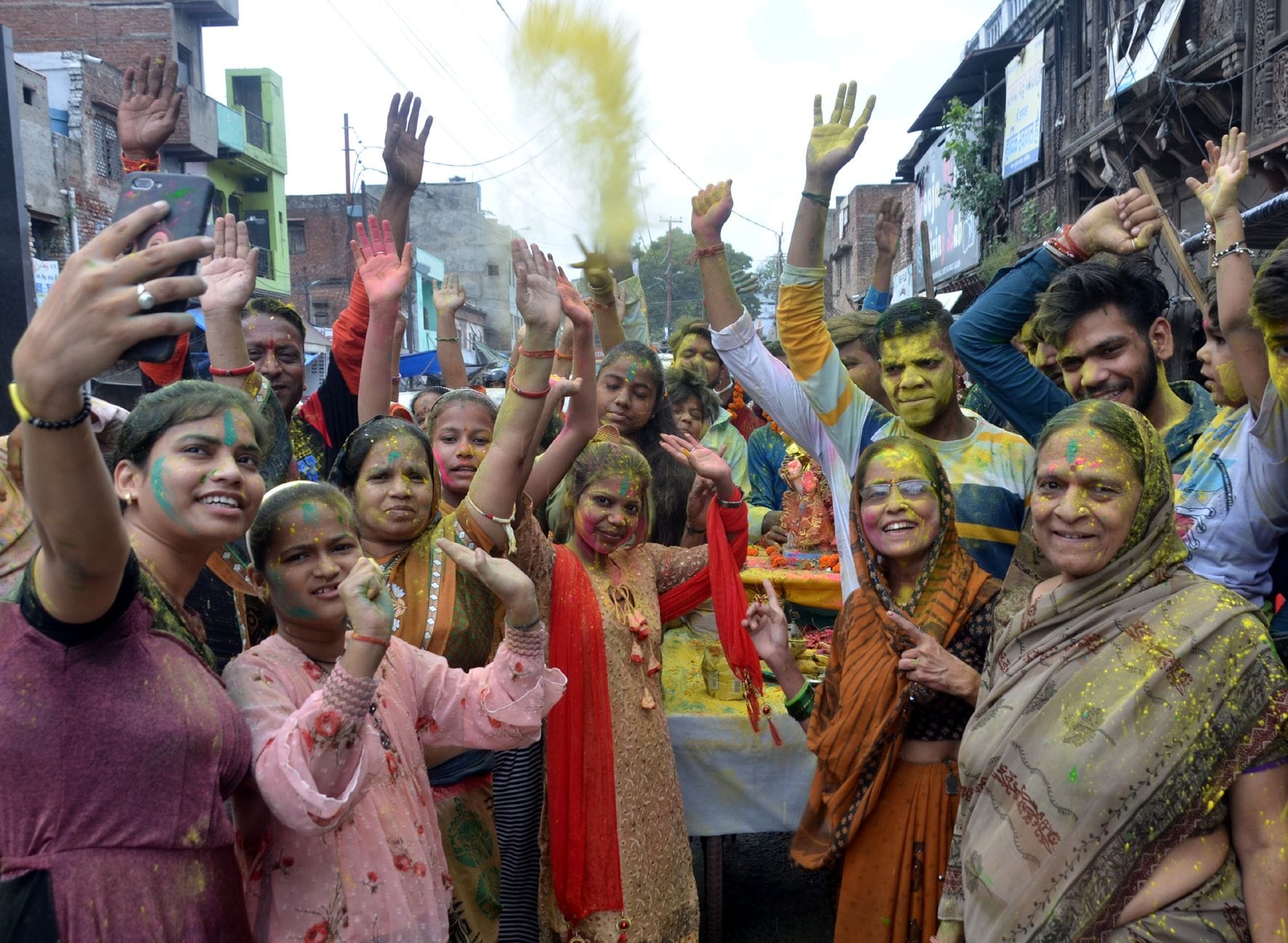 दुबे का पड़ाव नागेश्वर महादेव मंदिर से गणेश विसर्जन के लिए जाते श्रद्घालु। संवाद दुबे का पड़ाव नागेश्वर महादेव मंदिर से गणेश विसर्जन के लिए जाते श्रद्घालु। संवाद