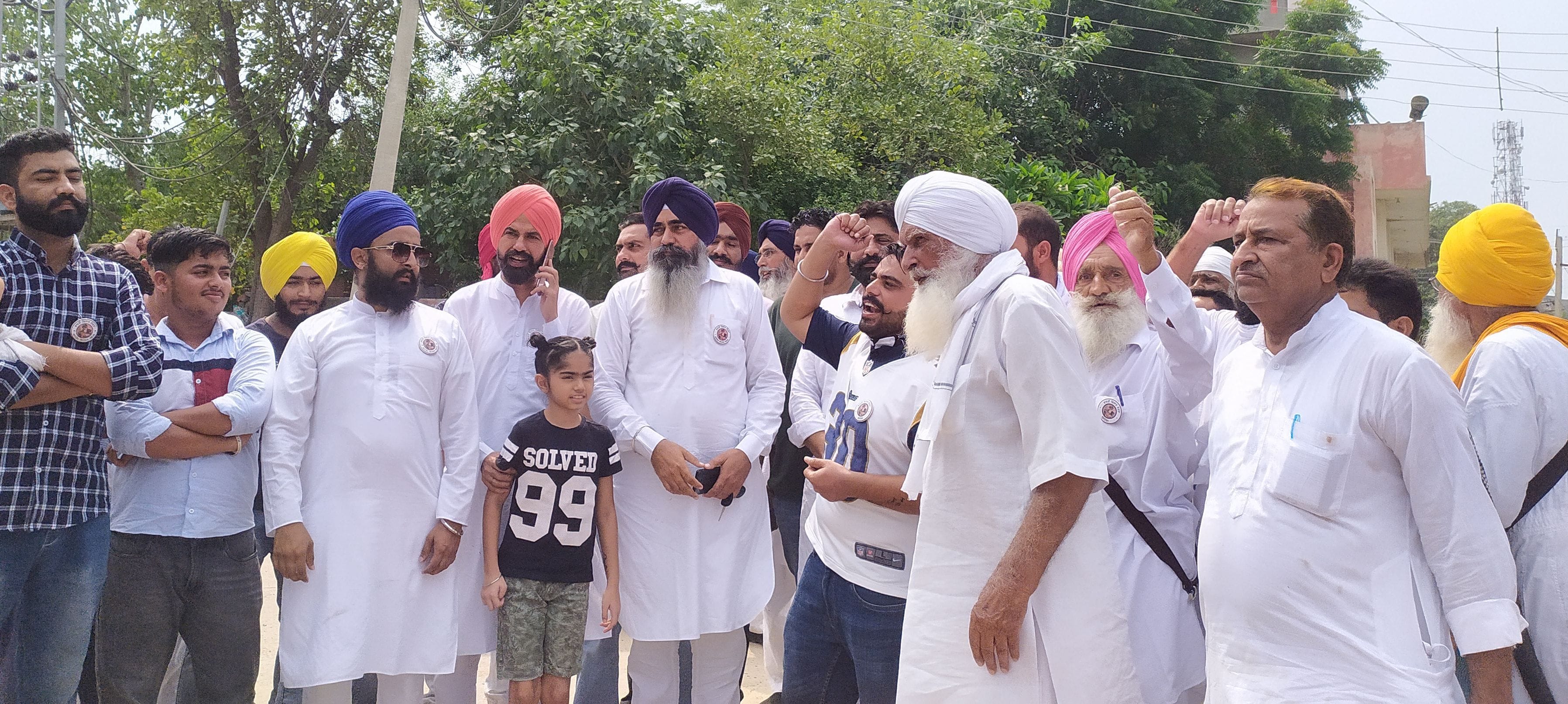बिजली निगम में प्रदर्शन करते किसान। बिजली निगम में प्रदर्शन करते किसान।