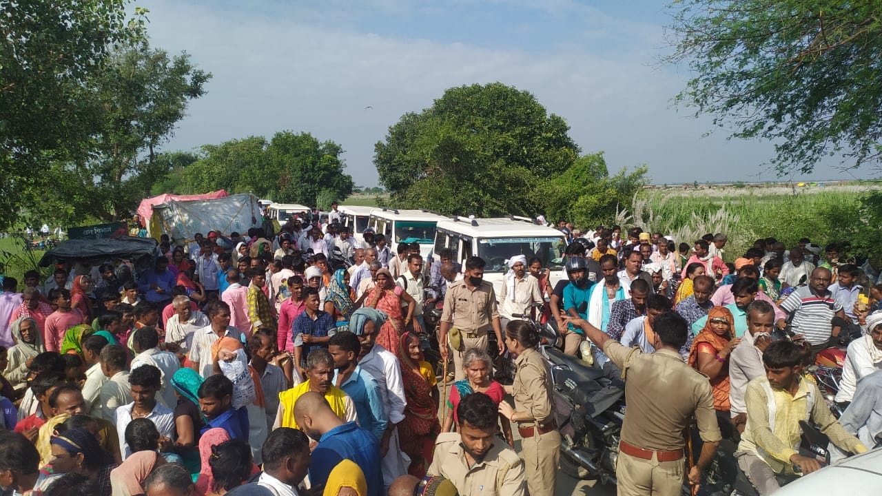 गंगातट से एक किलोमीटर पहले जलालाबाद-ढाईघाट मार्ग पर लगा जाम। संवाद