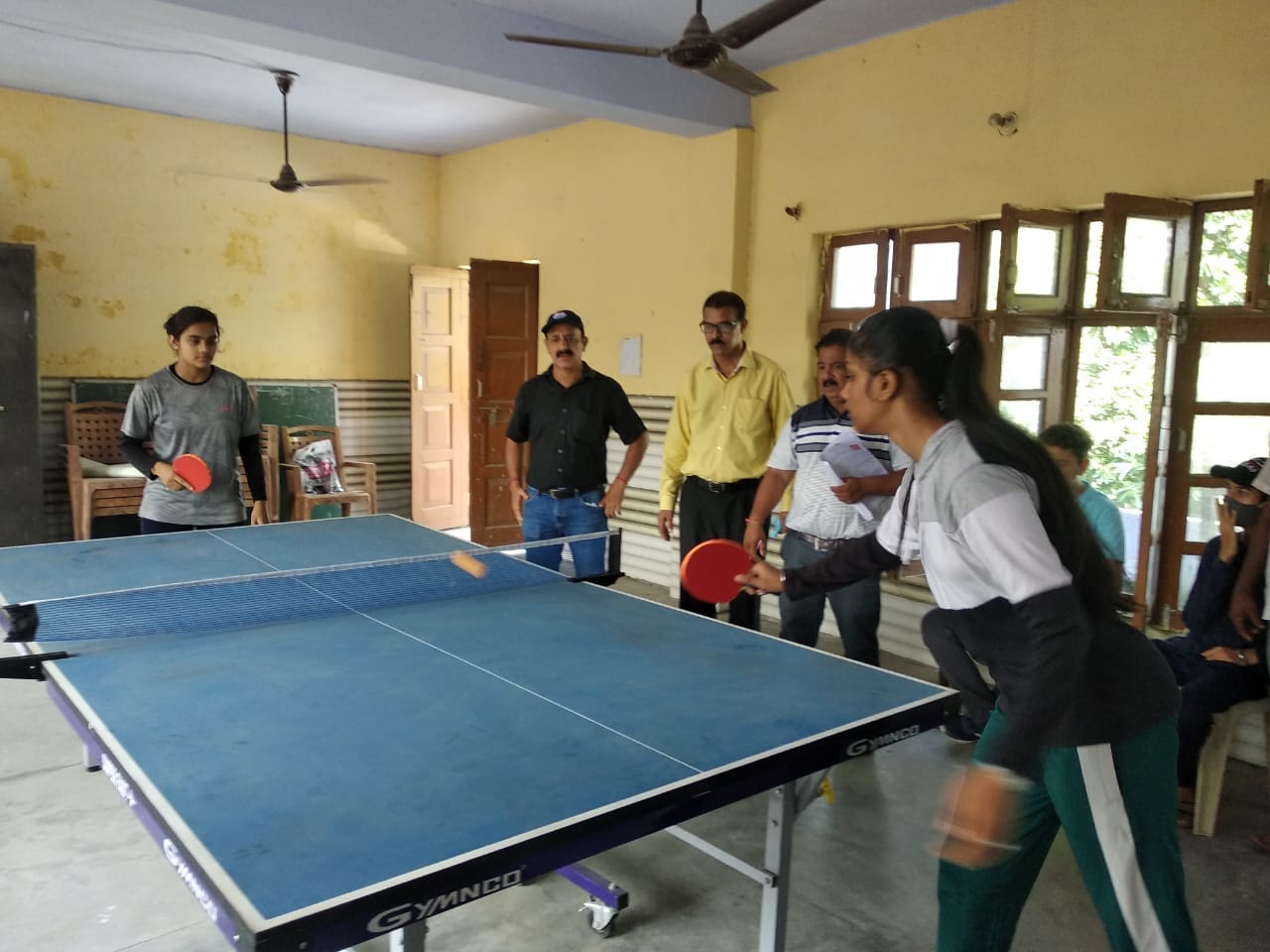 इंटर स्कूल खेल प्रतियोगिता के दौरान टेबल टेनिस मुकाबले में भाग लेती प्रतिभागी, संवाद।