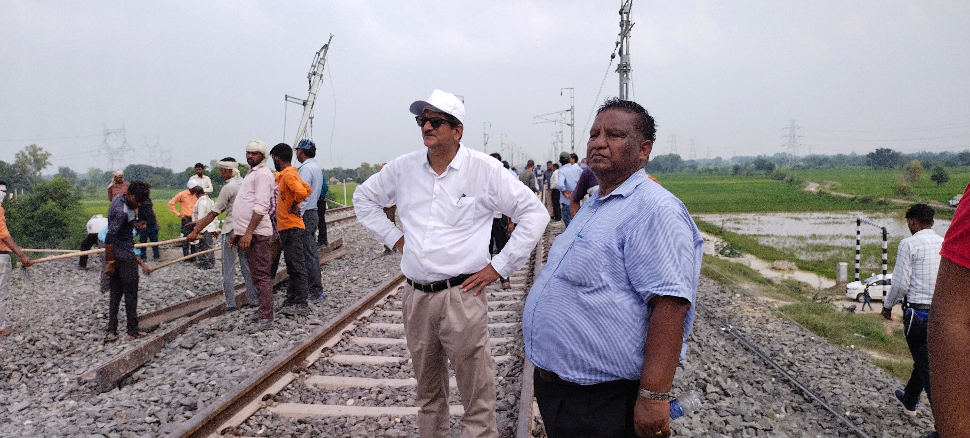 घटना स्थल का निरीक्षण करते फ्रेट कॉरिडोर के अधिकारी