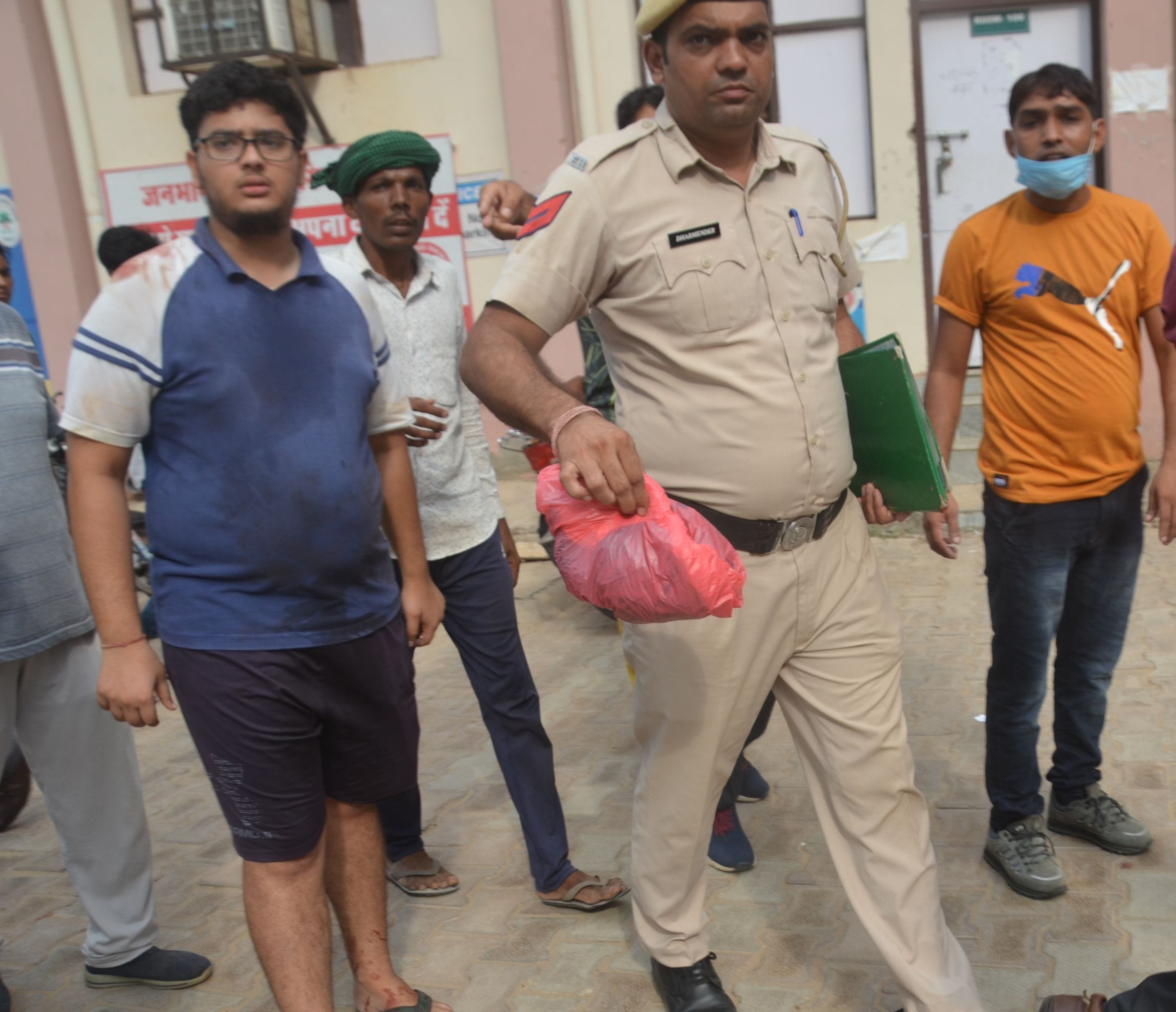 सिविल अस्पताल में मौजूद मृतक संजय का बड़ा बेटा। सिविल अस्पताल में मौजूद मृतक संजय का बड़ा बेटा।