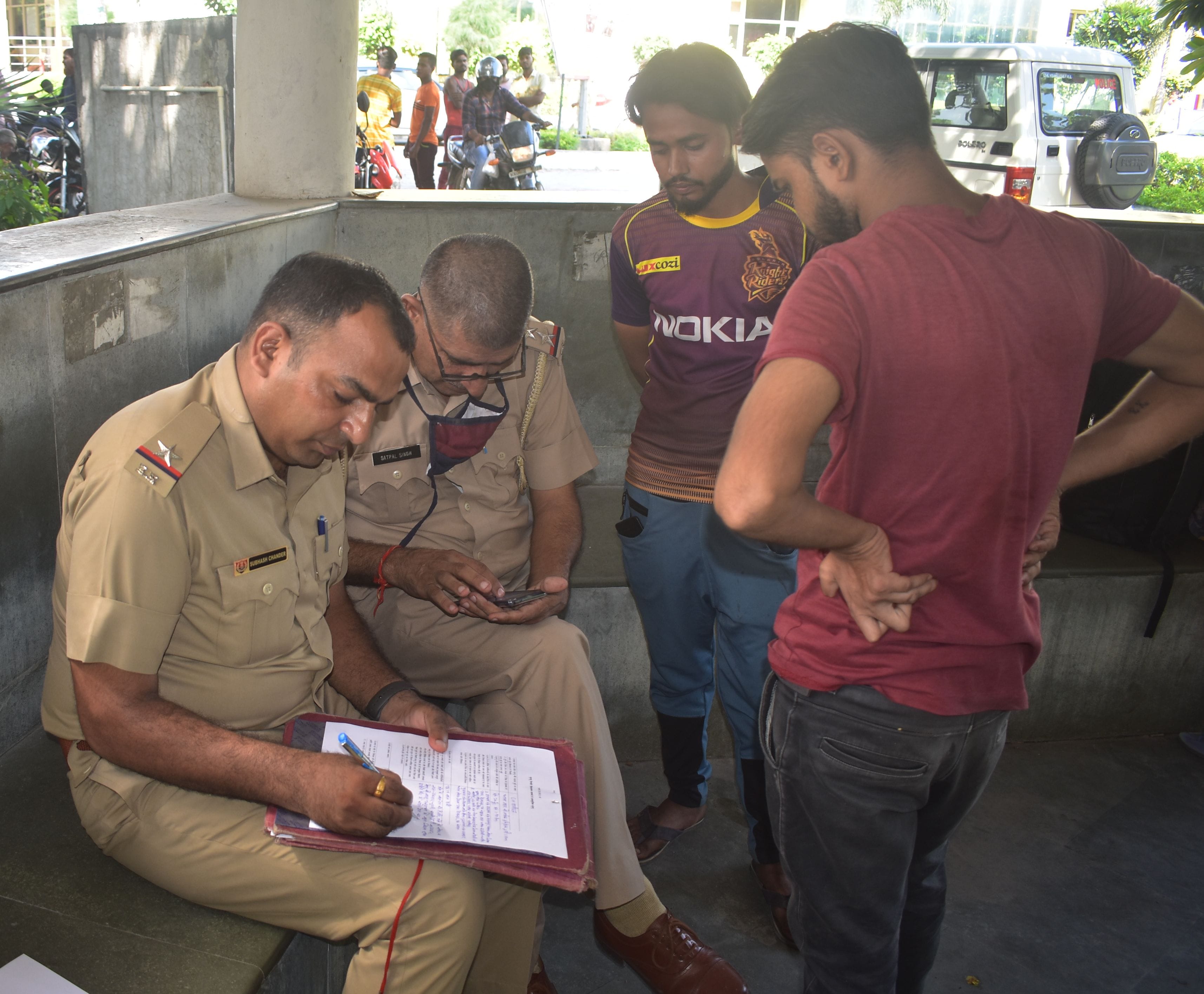 पानीपत। सिविल अस्पताल स्थित शव गृह के बाहर मृतक मुस्कान के भाई व जीजा कक बयान गर्ज करती हुई पुलिस? पानीपत। सिविल अस्पताल स्थित शव गृह के बाहर मृतक मुस्कान के भाई व जीजा कक बयान गर्ज करती हुई पुलिस?