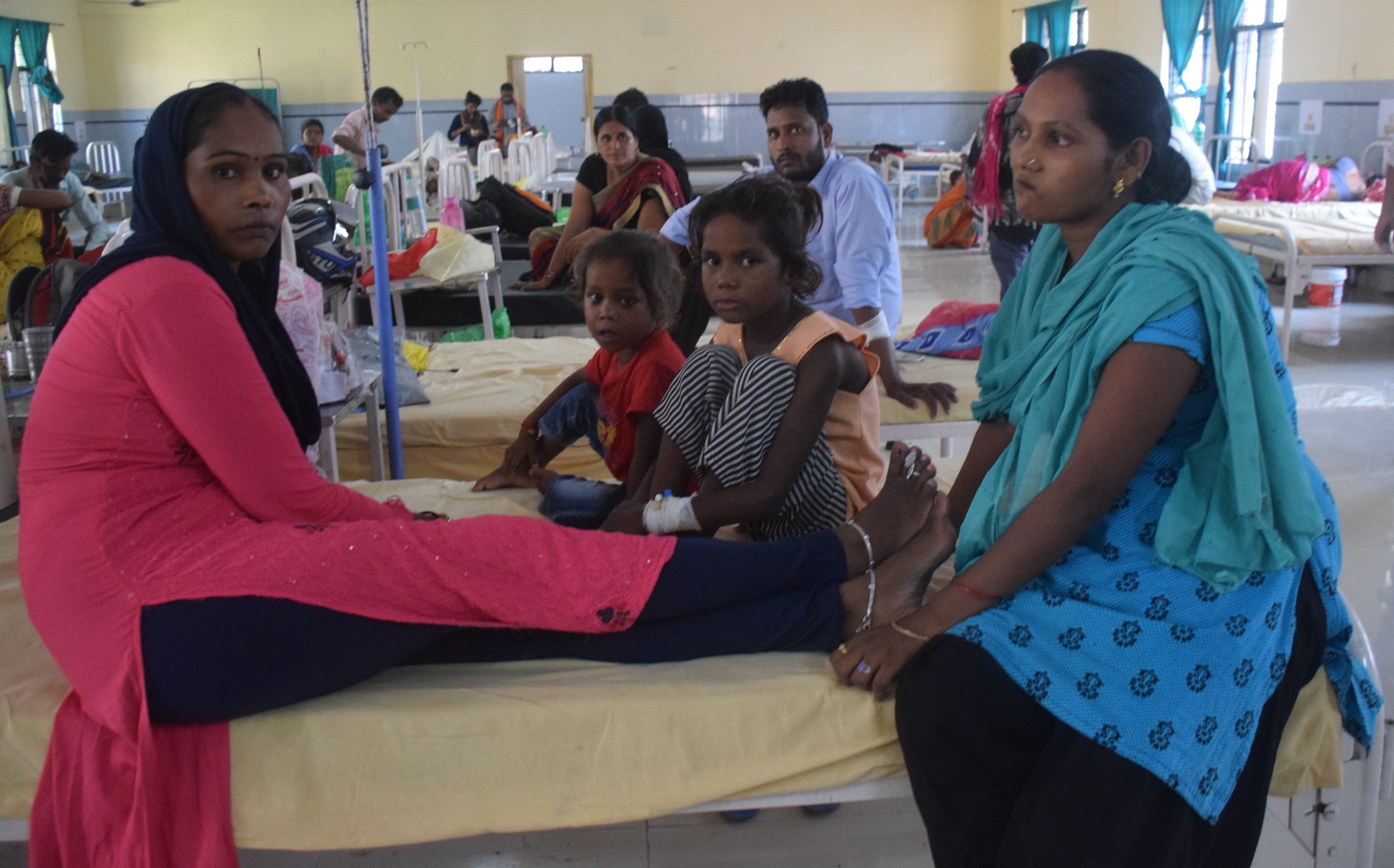 जिला अस्पताल के जनरल वार्ड में बिना मास्क के मौजूद तीमारदार। (संवाद)