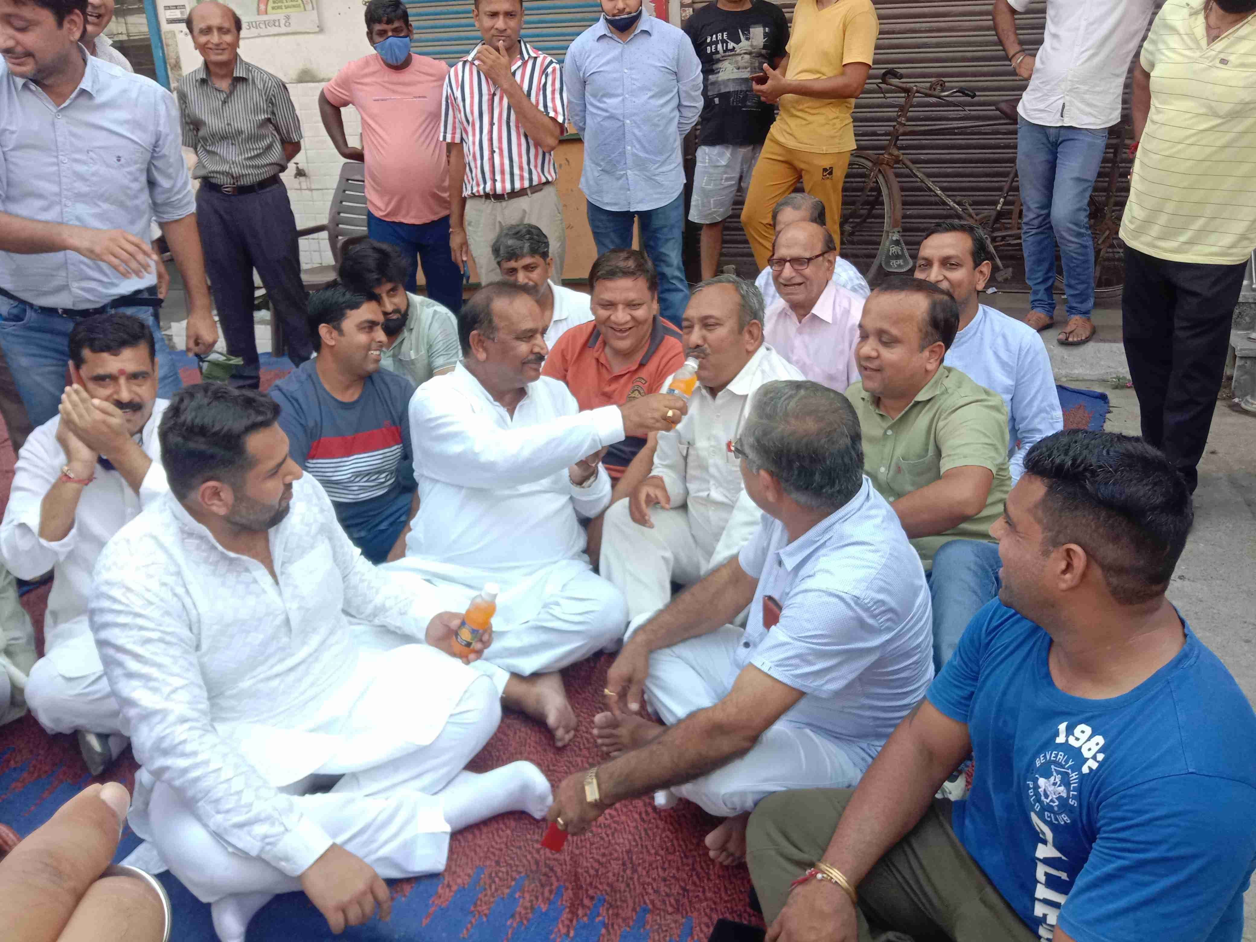 सुभाष चौक के पास शुल्क पार्किंग के विरोध में धरने पर बैठे व्यापारियों को जूस पिलाते विधायक जयवीर सुभाष चौक के पास शुल्क पार्किंग के विरोध में धरने पर बैठे व्यापारियों को जूस पिलाते विधायक जयवीर
