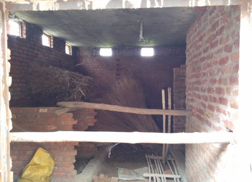 मंडावली के शाहबपुरा उमराव में भीतर से अधूरा पड़ा शौचालय।