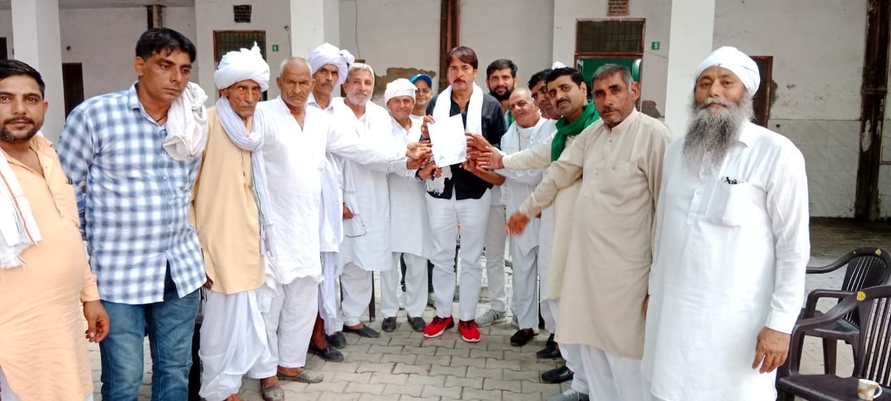 पानीपत। सभी जिलों के किसानों को पत्र भेजते हुए जिला प्रधान सोनू व साथ में मौजूद अन्य।
