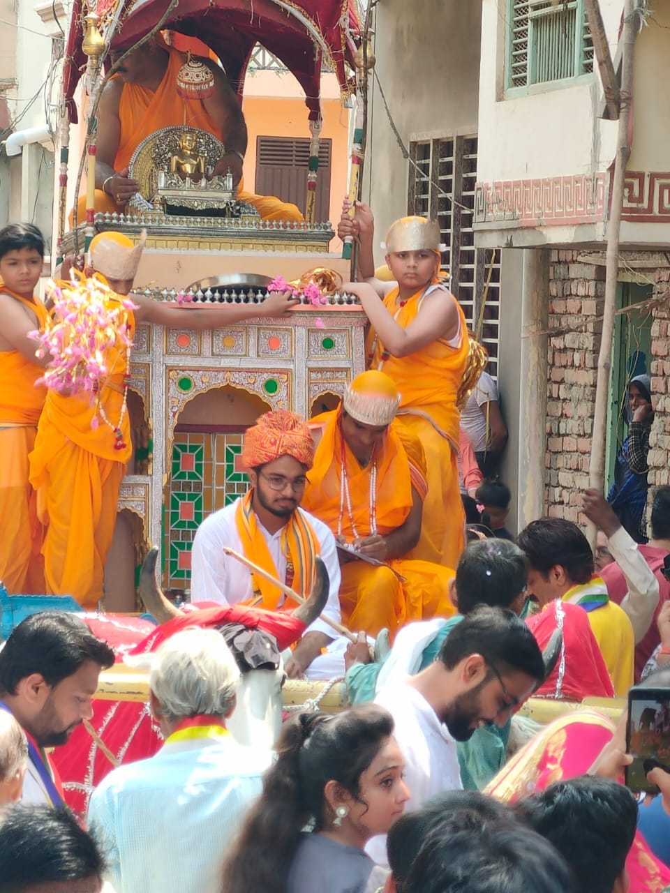 जसवंतनगर में निकलती जल यात्रा जसवंतनगर में निकलती जल यात्रा
