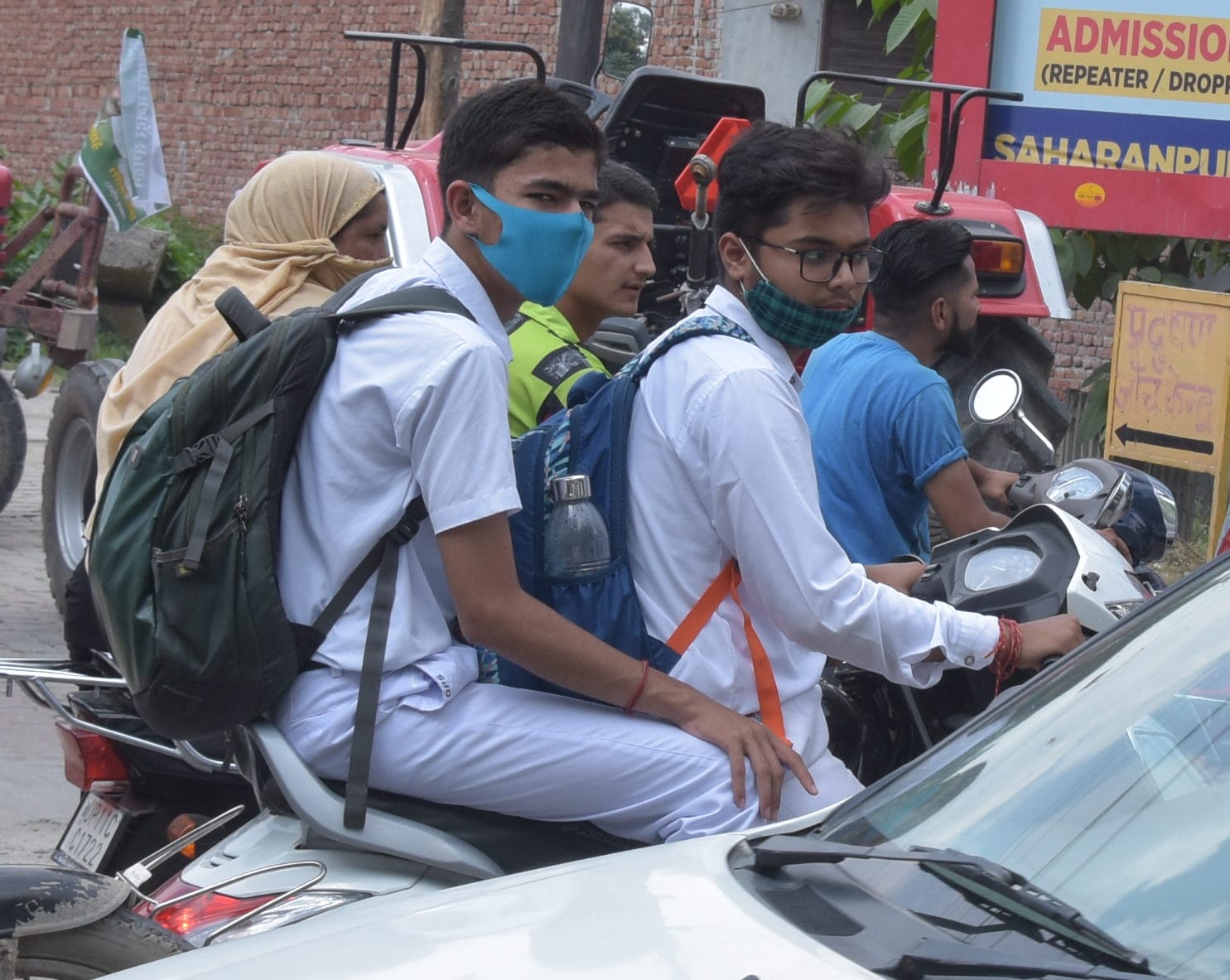 स्कूल से लौटते छात्र