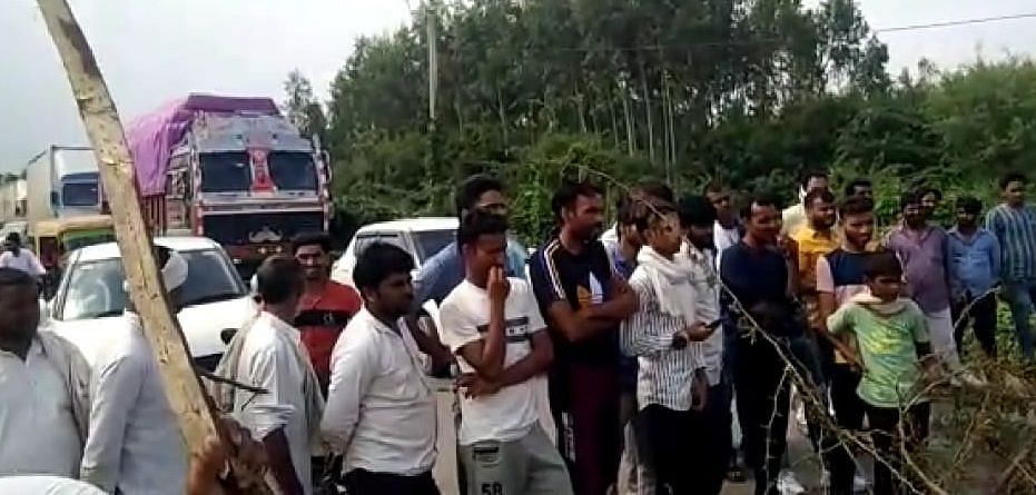 होडल-नूंह मार्ग पर जाम लगाए खड़े बहीन के लोग होडल-नूंह मार्ग पर जाम लगाए खड़े बहीन के लोग
