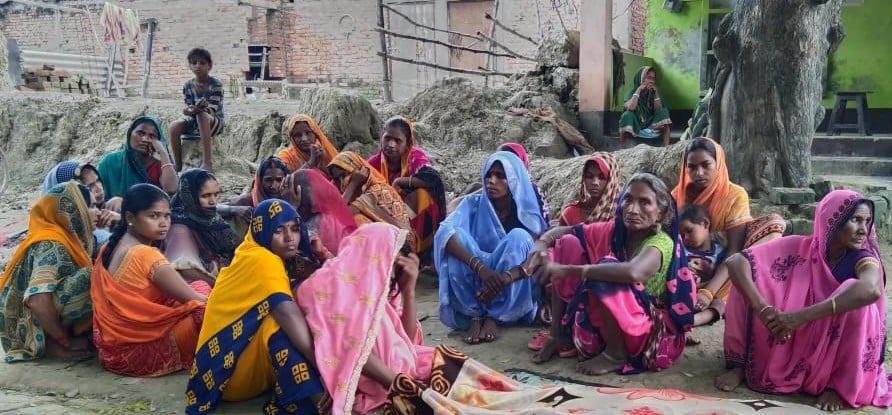 पीडीडीयू नगर के ओड़वार में बिजली की चपेट में आने से हुई युवक की मौत के बाद रोते बिलखते परिवार के लो