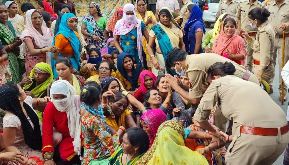 अमरोहा में नत्थेखां की मस्जिद के सामने जाम लगाने की कोशिश के दौरान हाथ जोड़कर आक्रोशित महिलाओं क? अमरोहा में नत्थेखां की मस्जिद के सामने जाम लगाने की कोशिश के दौरान हाथ जोड़कर आक्रोशित महिलाओं क?