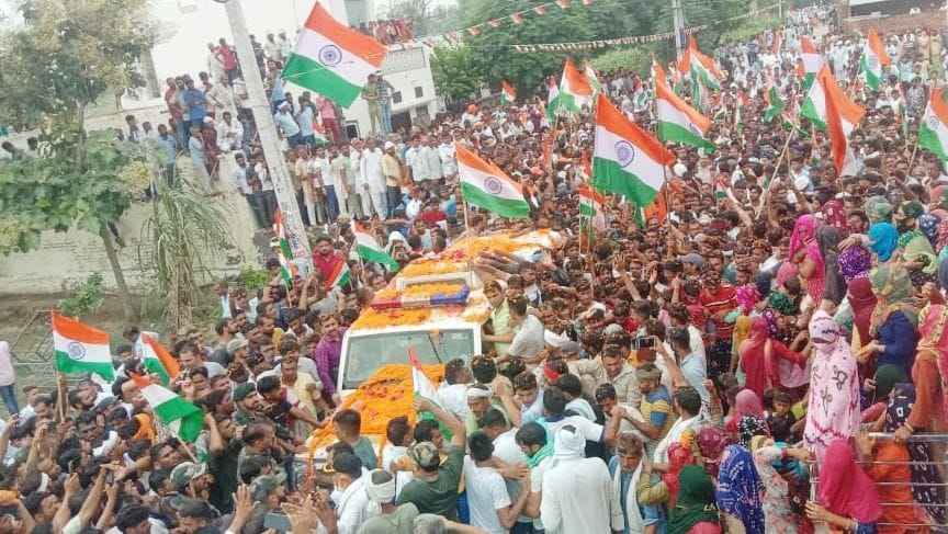शहीद की अंतिम यात्रा में शामिल जन समूह। संवाद शहीद की अंतिम यात्रा में शामिल जन समूह। संवाद