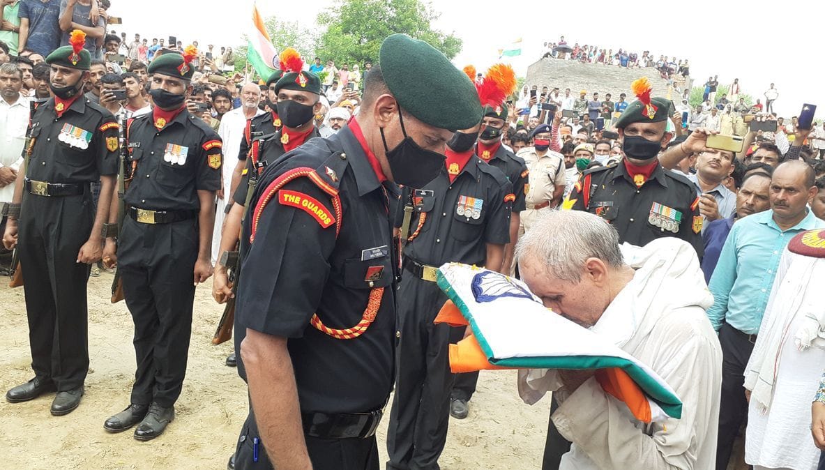 शहीद के पिता को तिरंगा भेंट करते सेना के अधिकारी। संवाद शहीद के पिता को तिरंगा भेंट करते सेना के अधिकारी। संवाद