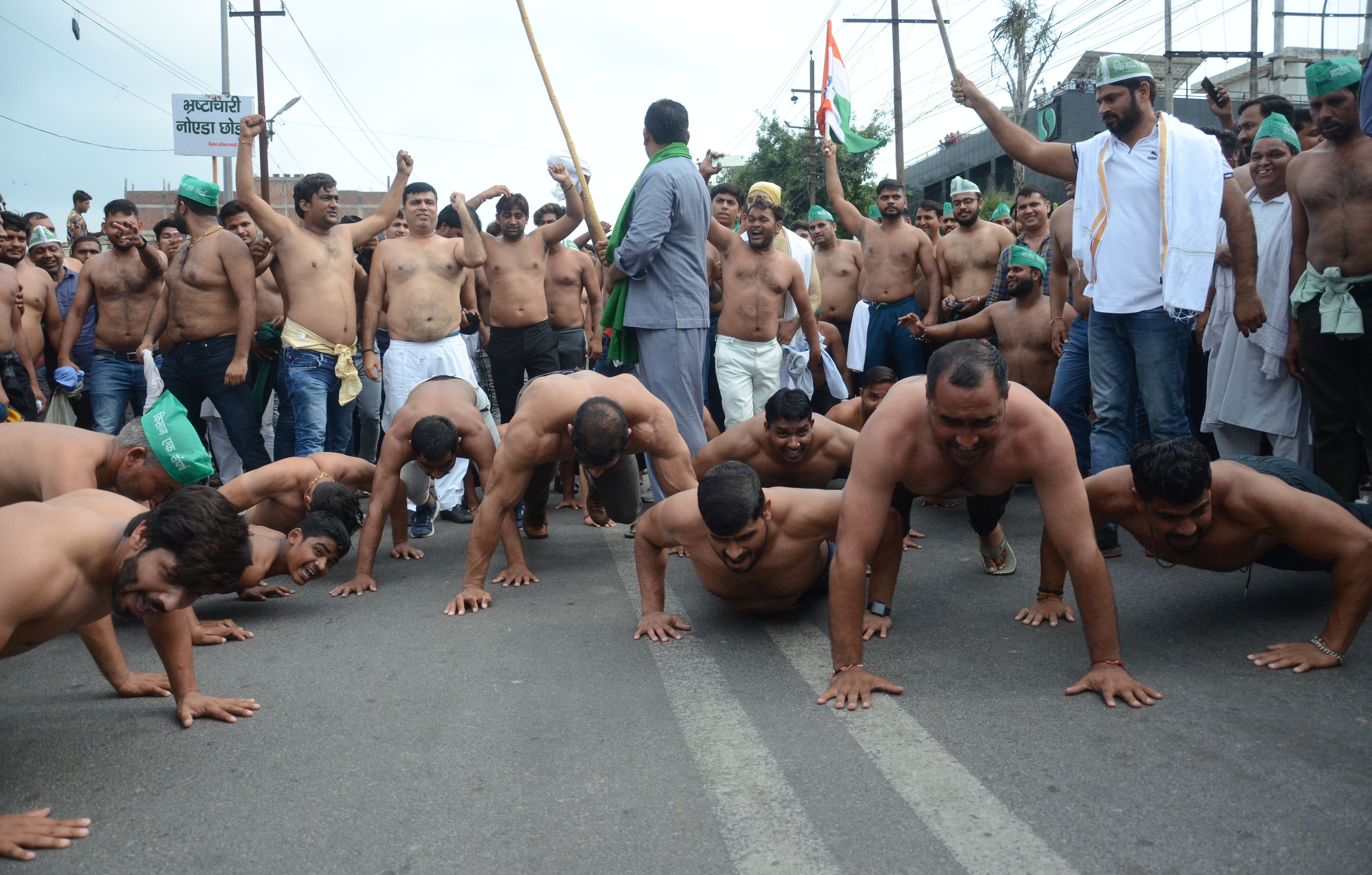 बुधवार को अर्धनग्न किसानों ने प्रदर्शन के दौरान लगाई दंड-बैठक। फोटो : राजन राय 