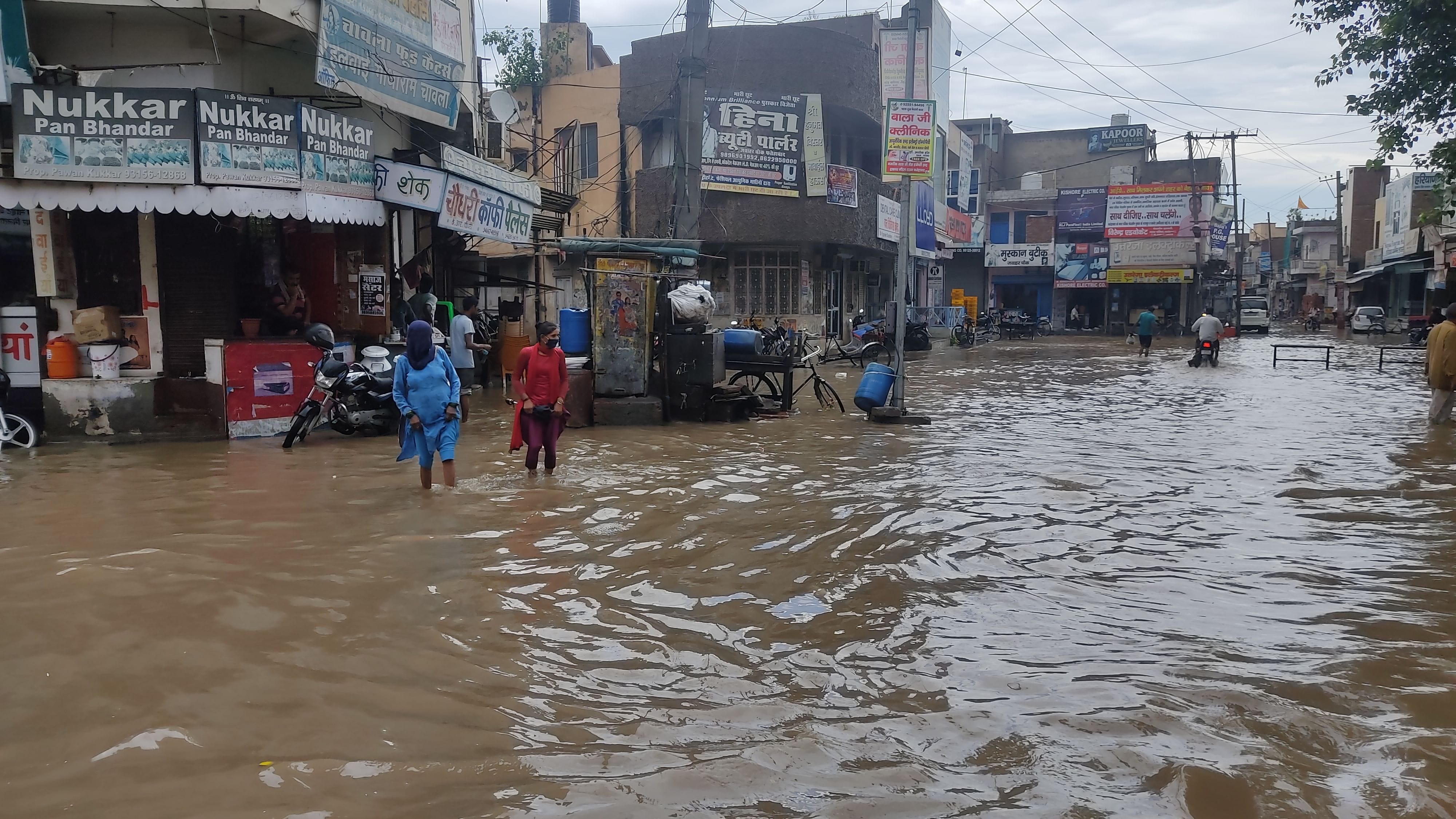 शहर के जवाहर चौक में बारिश के कारण हुआ जलभराव।