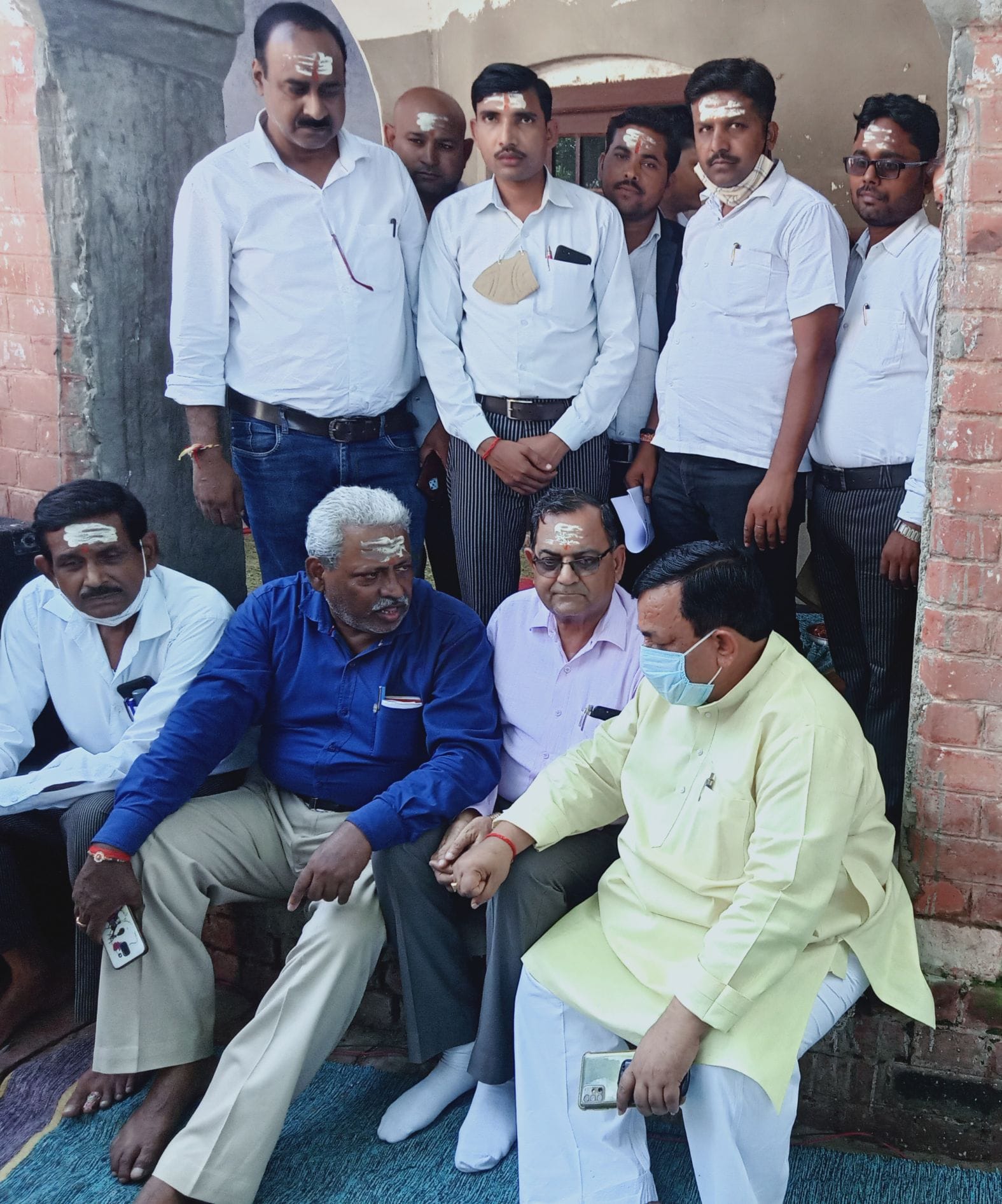 डीएम, एसपी के खिलाफ चल रहे आंदोलन में सहयोग का अध्यक्ष, महासचिव को आश्वासन देते भाजपा सांसद मुकेश डीएम, एसपी के खिलाफ चल रहे आंदोलन में सहयोग का अध्यक्ष, महासचिव को आश्वासन देते भाजपा सांसद मुकेश