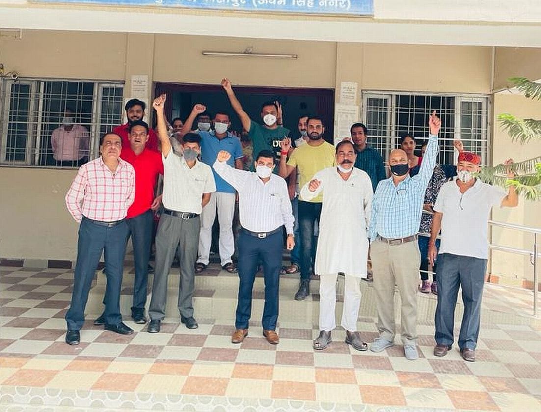 ाशीपुर में हाईडिल कार्यालय पर मांगों को लेकर प्रदर्शन करते विद्युत कर्मी।