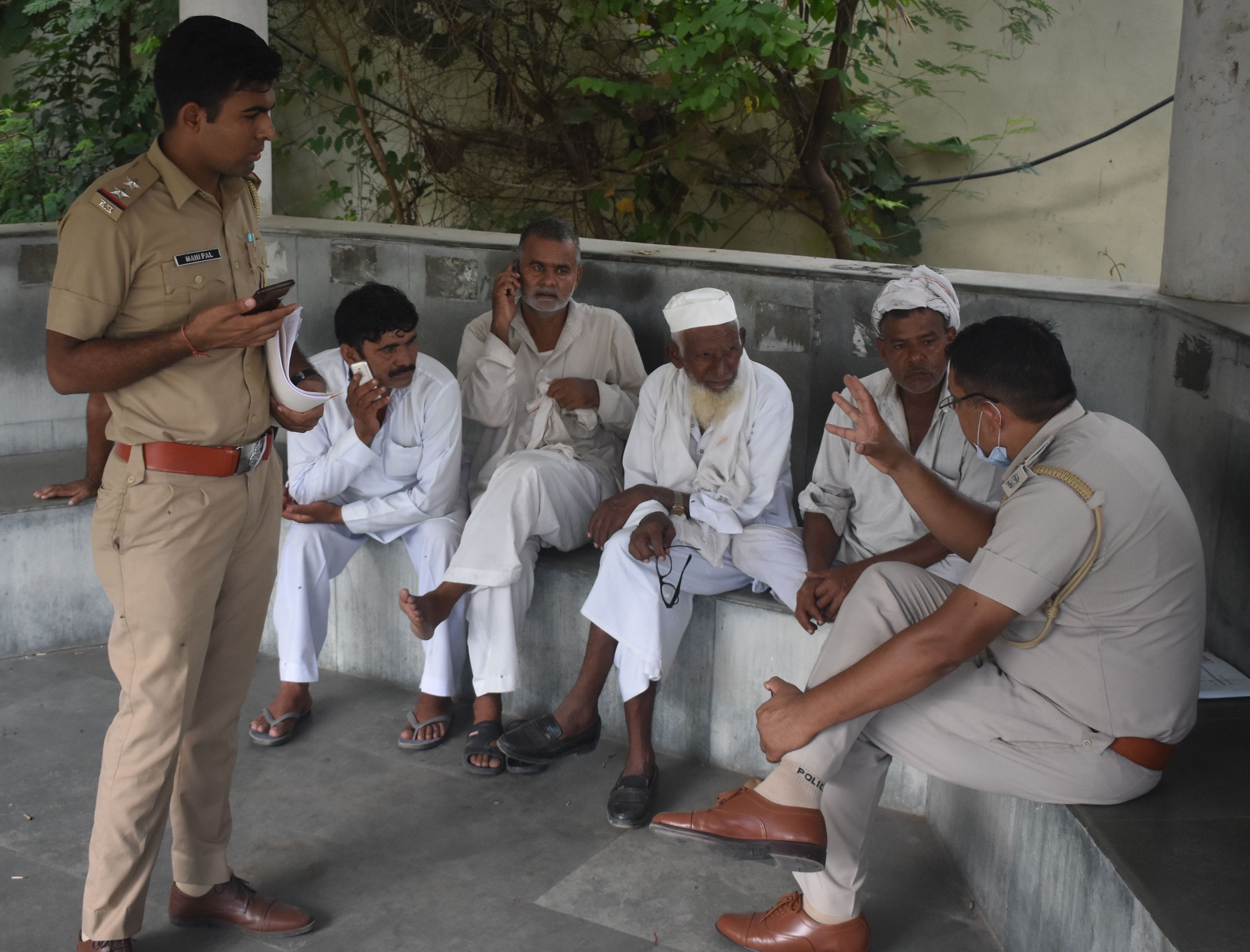 पानीपत। सिविल अस्पताल पानीपत में पहुंचे मृतक नाजिम के परिजनों से पुछताछ करती हुए सैक्टर-29 थाना प?