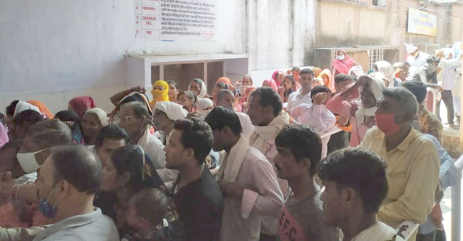 जिला अस्पताल में पर्चा काउंटर पर लगी भीड़ जिला अस्पताल में पर्चा काउंटर पर लगी भीड़