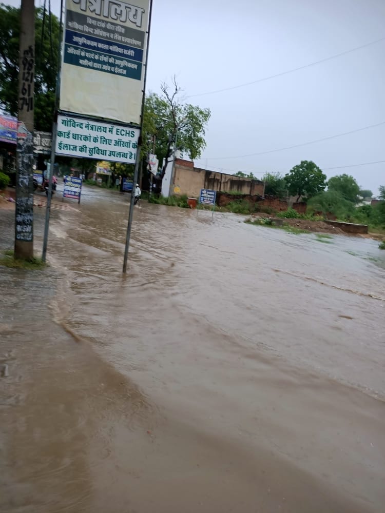 पुराना नारनौल रोड पर भरा बारिश का पानी पुराना नारनौल रोड पर भरा बारिश का पानी