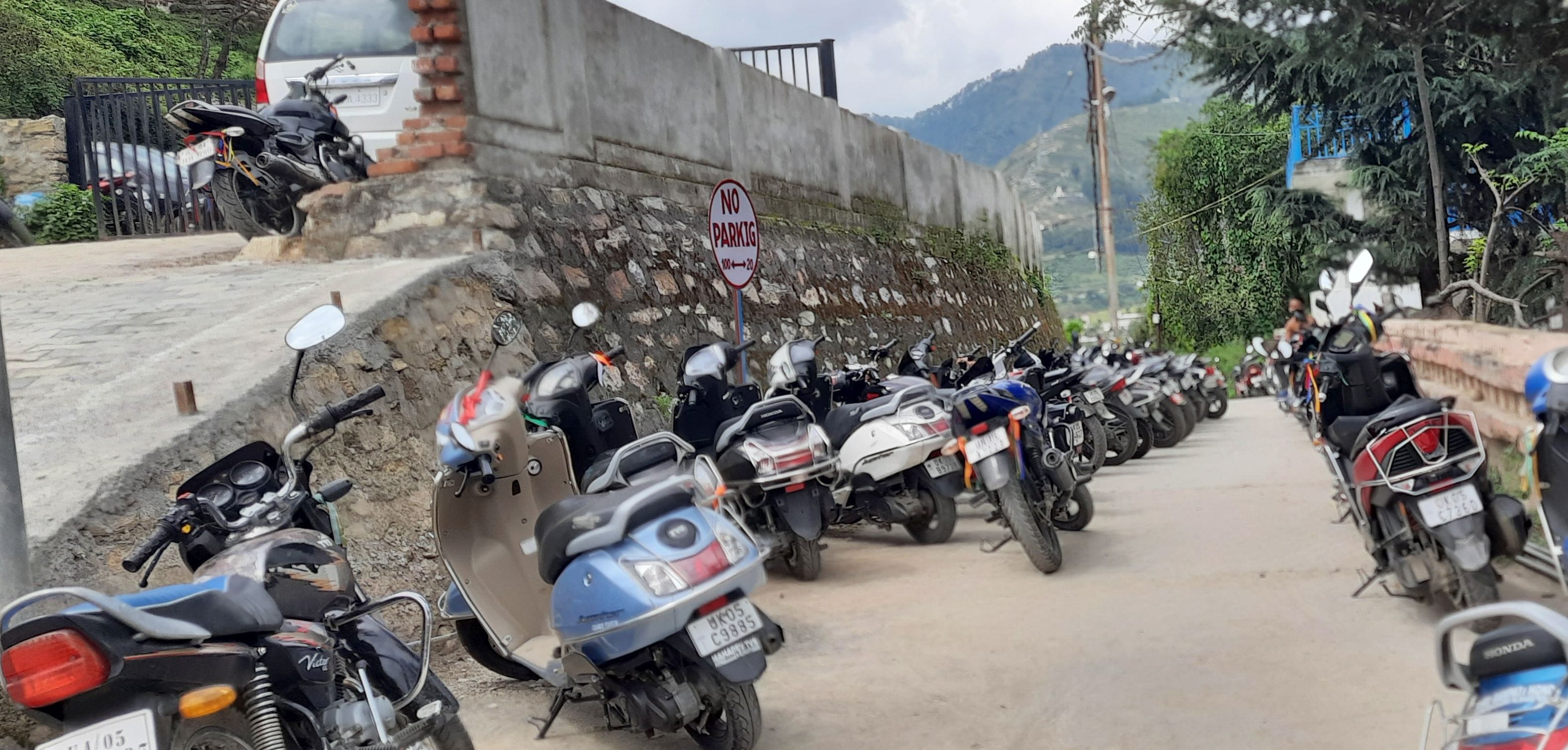पिथौरागढ़ पालिका के बगल वाले रास्ते में नो पार्किंग जोन में खड़े दोपहिया वाहन। संवाद न्यूज एजें?