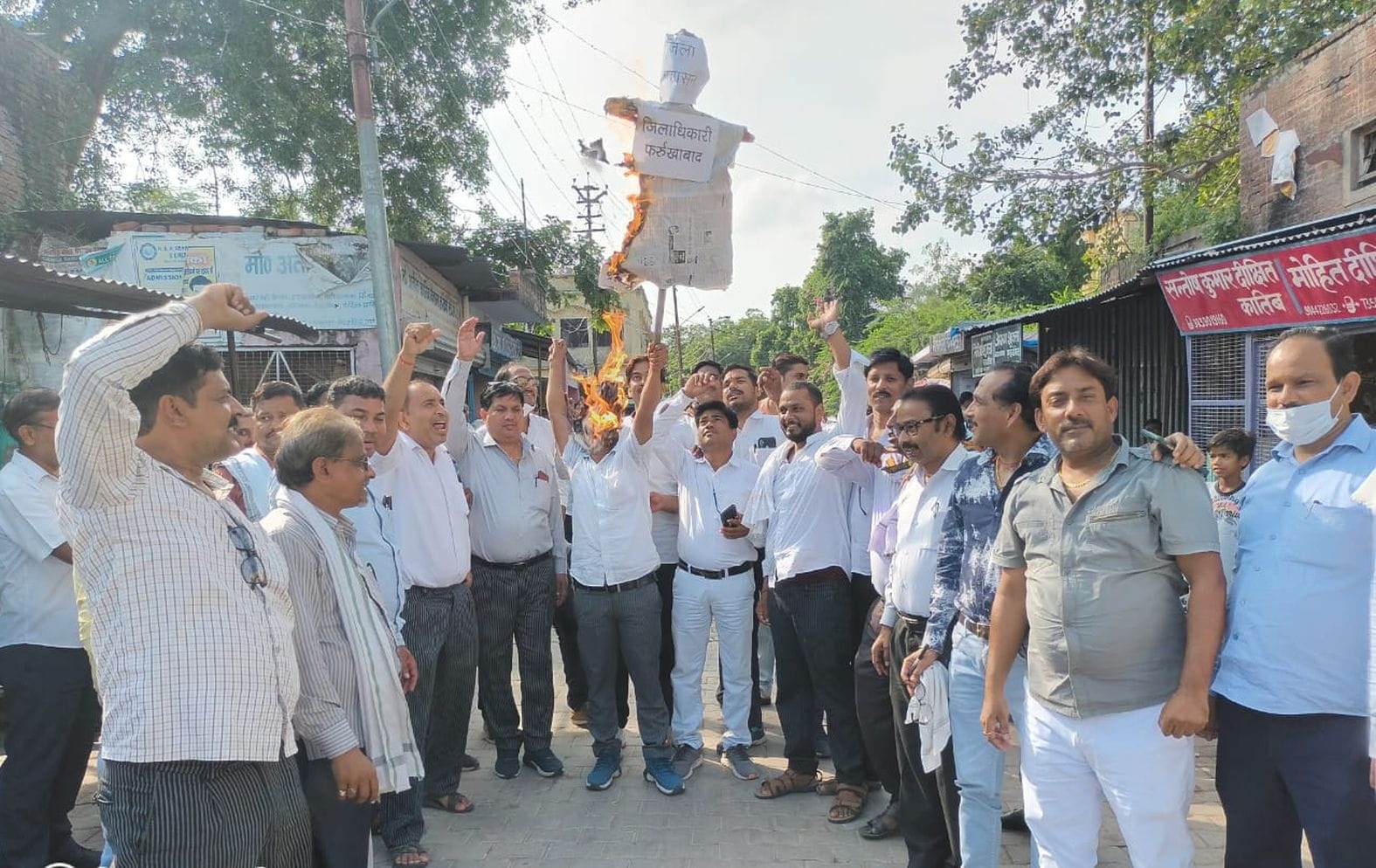 तहसील सदर में डीएम का पुतला फूकते वकील। संवाद तहसील सदर में डीएम का पुतला फूकते वकील। संवाद
