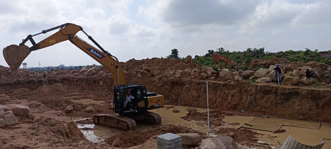निर्माणाधीन राजकीय मेडिकल कॉलेज में जेसीबी से खोदी जा रही मिट्टी