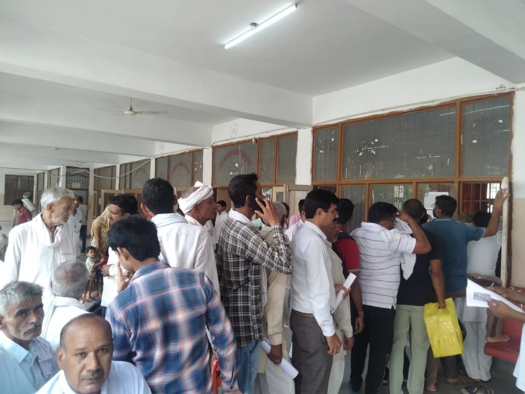 तहसील कार्यालय में लगी लोगों की भीड़ तहसील कार्यालय में लगी लोगों की भीड़