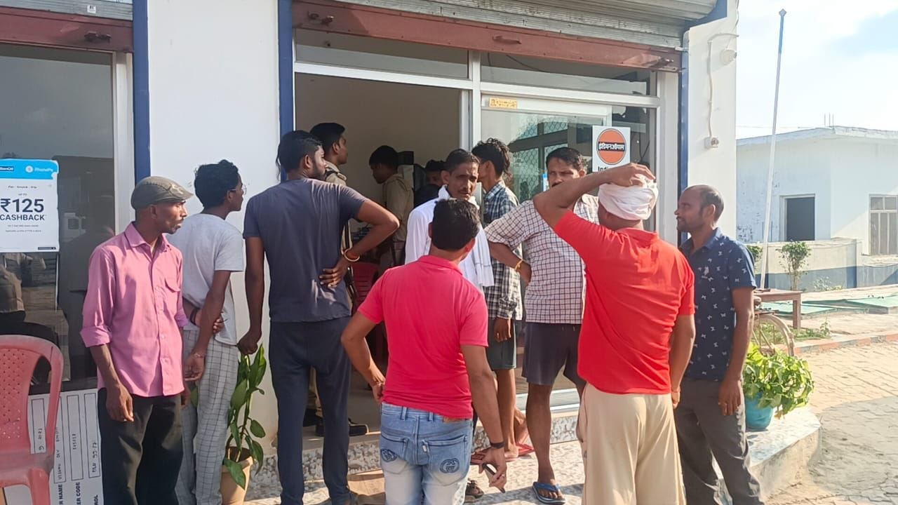 लालगंज कोतवाली के बेलहा में पेट्रोल पम्प पर लूट की घटना के बाद जुटी भीड़। संवाद लालगंज कोतवाली के बेलहा में पेट्रोल पम्प पर लूट की घटना के बाद जुटी भीड़। संवाद