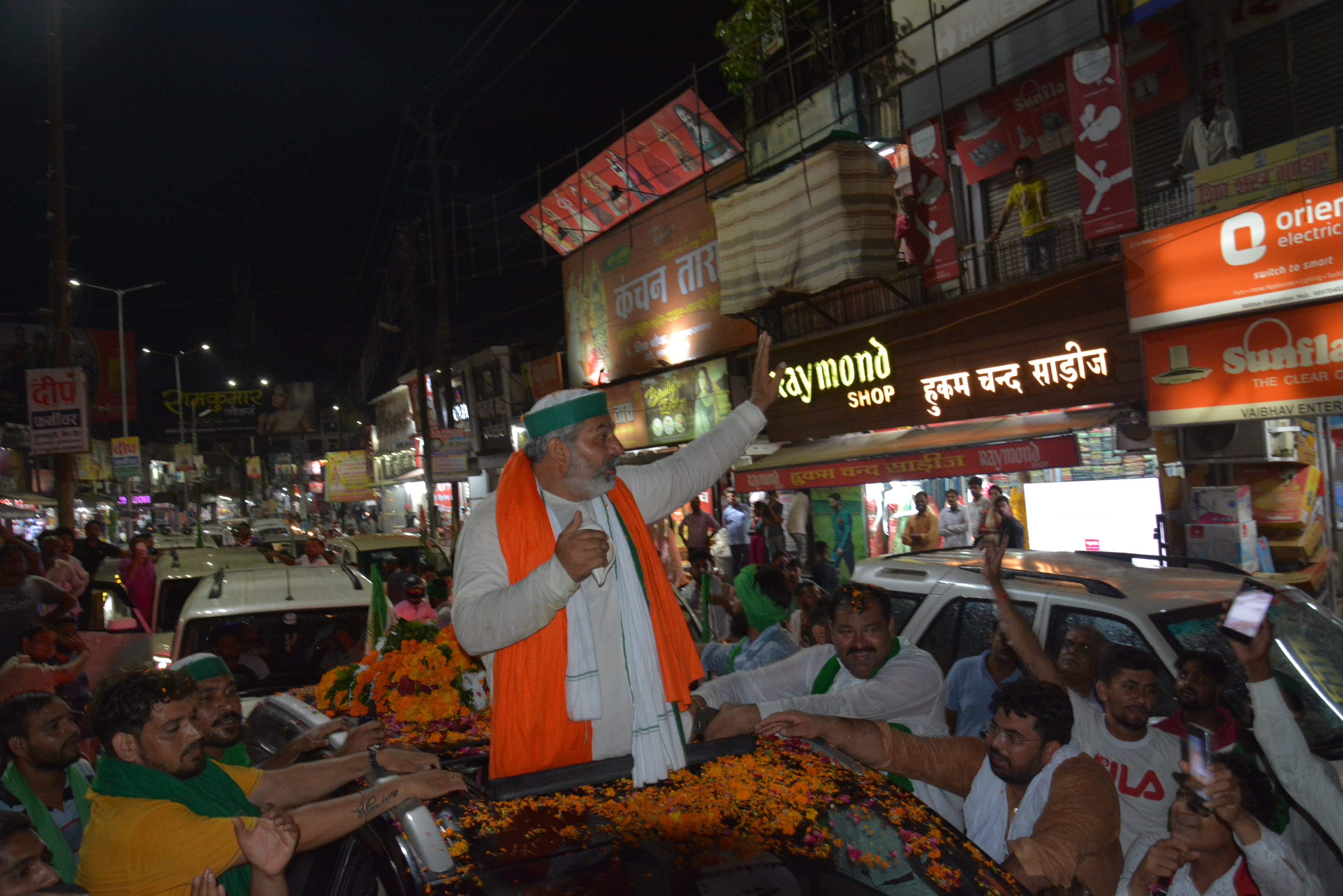 मुजफ्फरनगर के शिवचौक पर शंखनाद करते संयुक्त किसान मोर्चा के नेता राकेश टिकैत। मुजफ्फरनगर के शिवचौक पर शंखनाद करते संयुक्त किसान मोर्चा के नेता राकेश टिकैत।