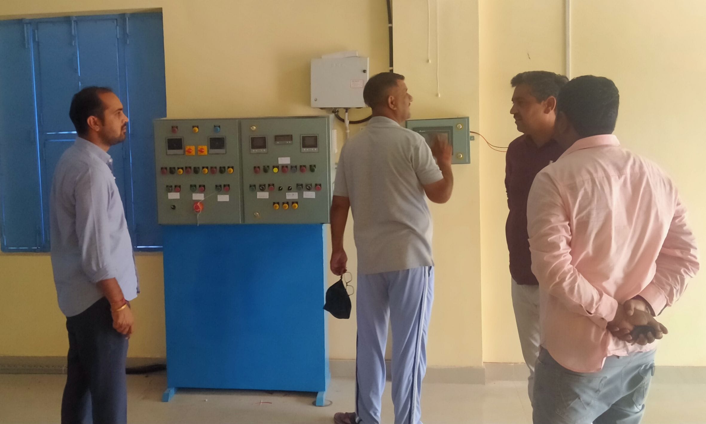 क्रिमेटोरियम का निरीक्षण करने पहुंची नप टीम। क्रिमेटोरियम का निरीक्षण करने पहुंची नप टीम।