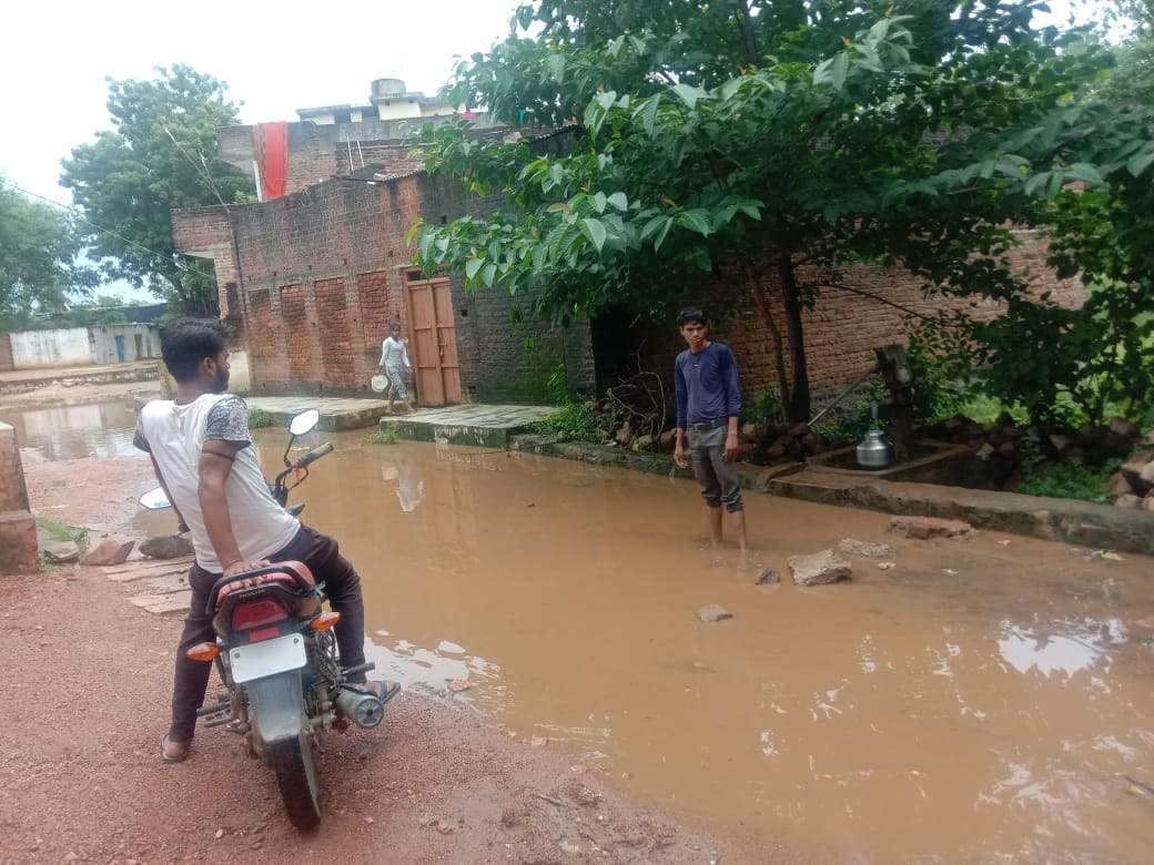सड़क पर भरा पानी