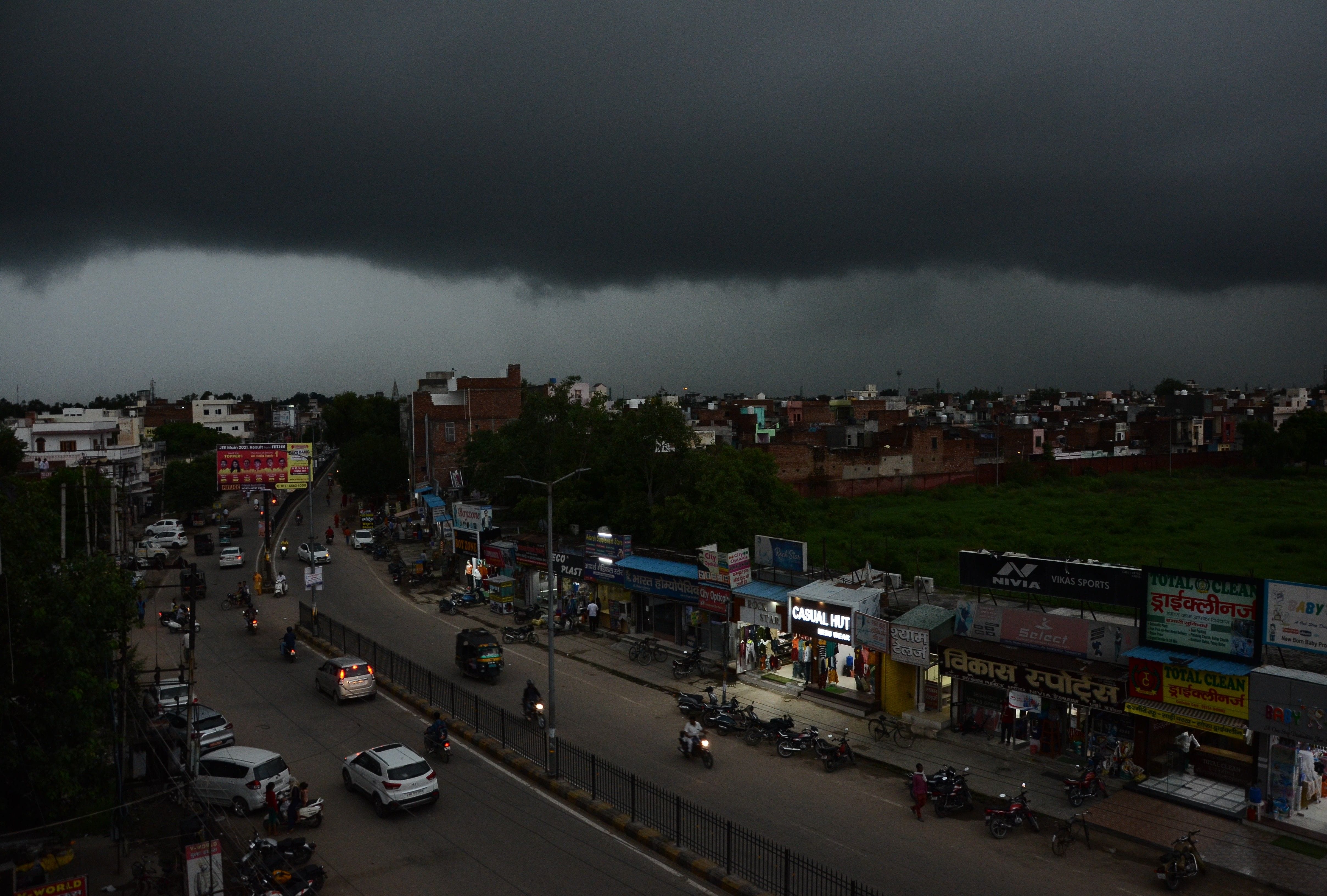 अब तो बस करो... आसमान में काली घटा छाई तो दिन में ही छा गया अंधेरा। संवाद