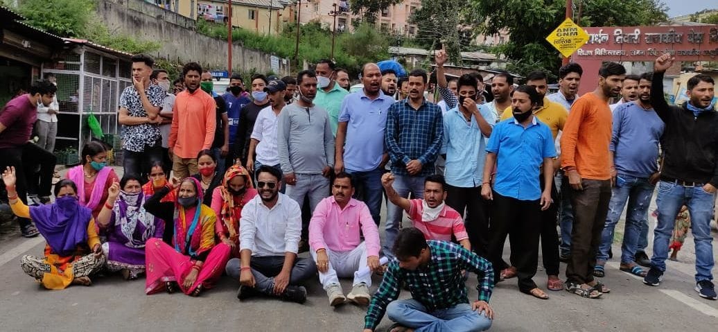 अल्मोड़ा-हल्द्वानी हाइवे में बेस अस्पताल के गेट पर चक्का जाम कर प्रदर्शन करते ग्रामीण।