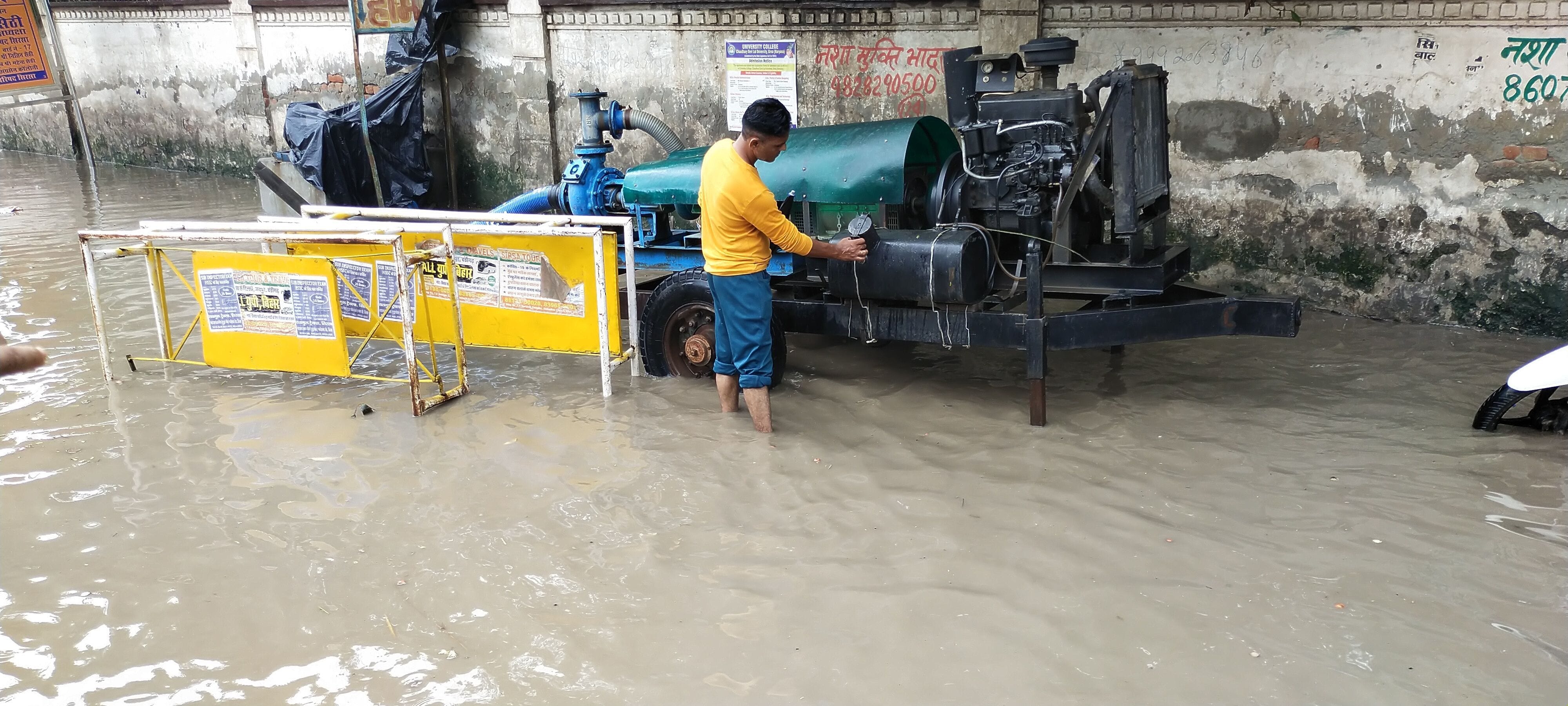 सुरखाब चौक बारिश के कारण हुए जलभराव को बुस्टिंग इंजन से निकालते हुए कर्मचारी।