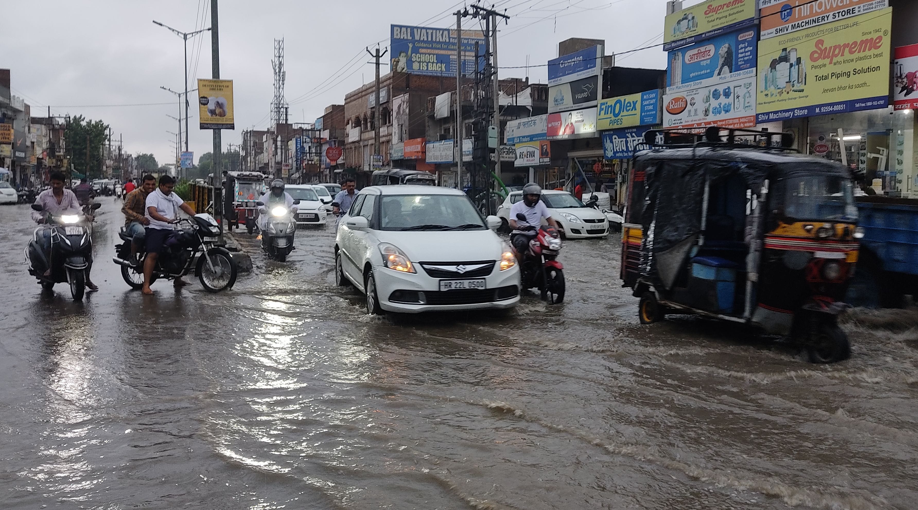 बारिश के बाद जीटी रोड़ पर भरे पानी में से गुजरते वाहन। 