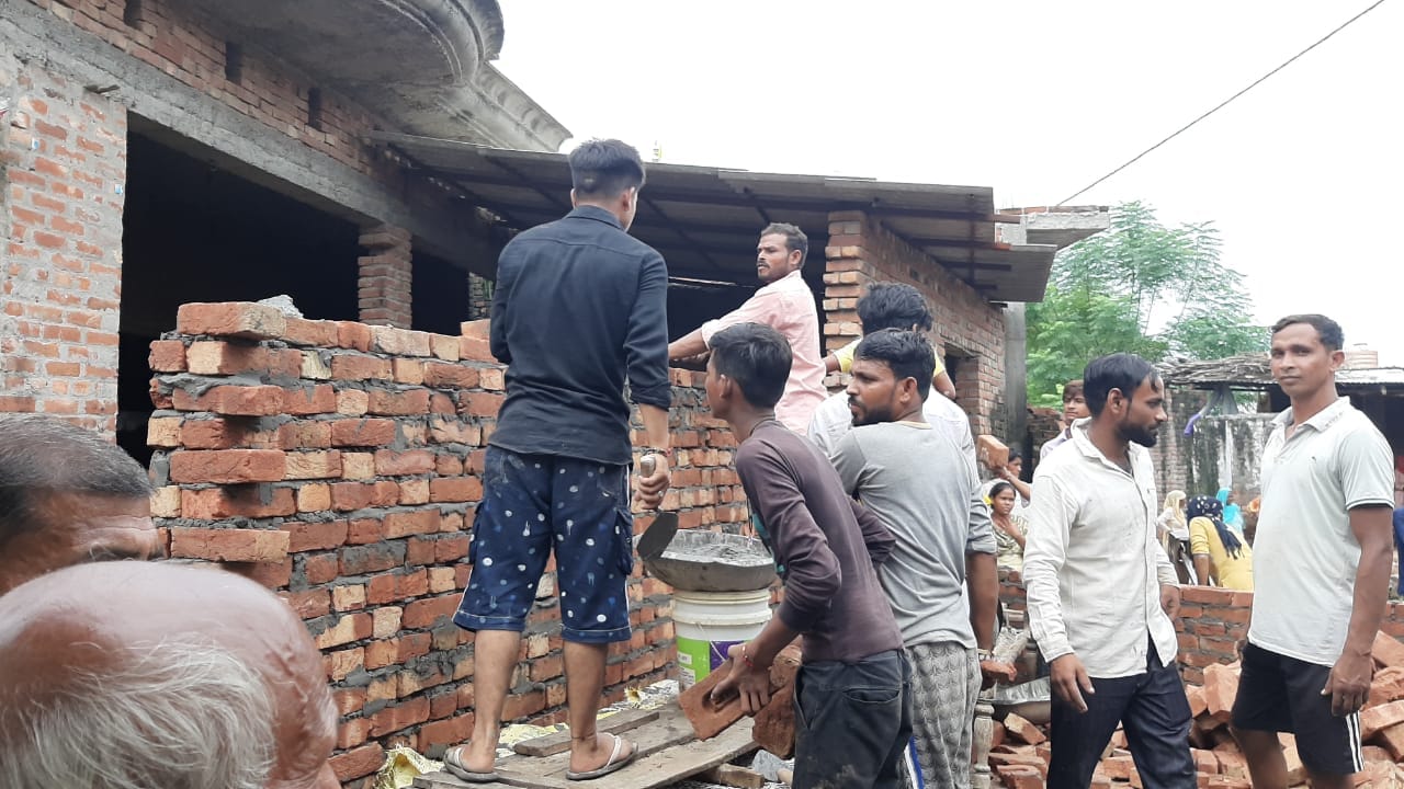 बेहट के मुर्तजापुर में ग्रामीण के घर के सामने कुएं पर दीवार करते प्रधान पक्ष के लोग बेहट के मुर्तजापुर में ग्रामीण के घर के सामने कुएं पर दीवार करते प्रधान पक्ष के लोग