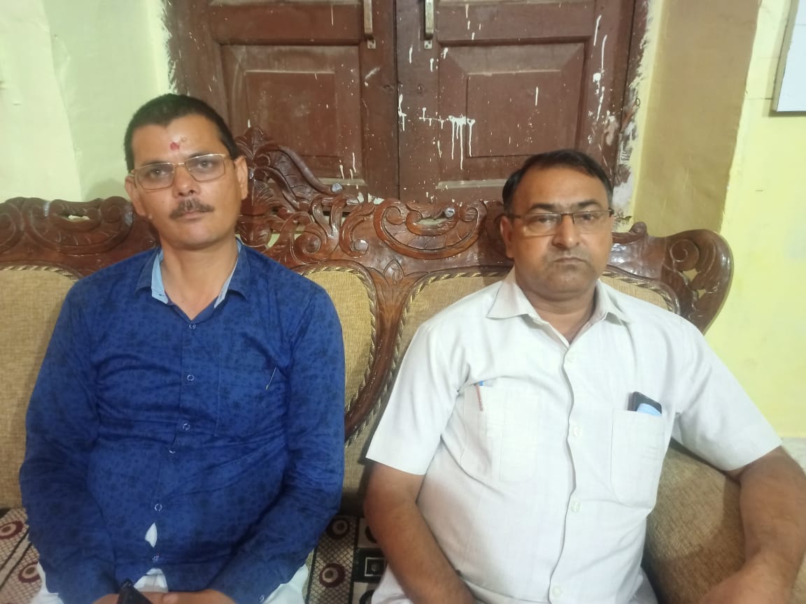 पत्रकरो से बात करते नगर पालिका अध्यक्ष सुनील जोली तथा अधिशासी अधिकारी रामेंद्र सिंह पत्रकरो से बात करते नगर पालिका अध्यक्ष सुनील जोली तथा अधिशासी अधिकारी रामेंद्र सिंह