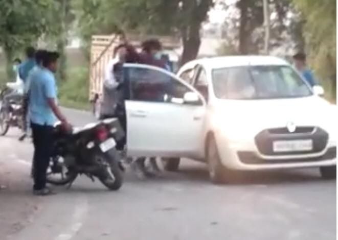 पानीपत। कार में बैठे उर्दू ट्रांसलेटर नवाज शरीफ पर डंडो से वार करते हुए युवक।