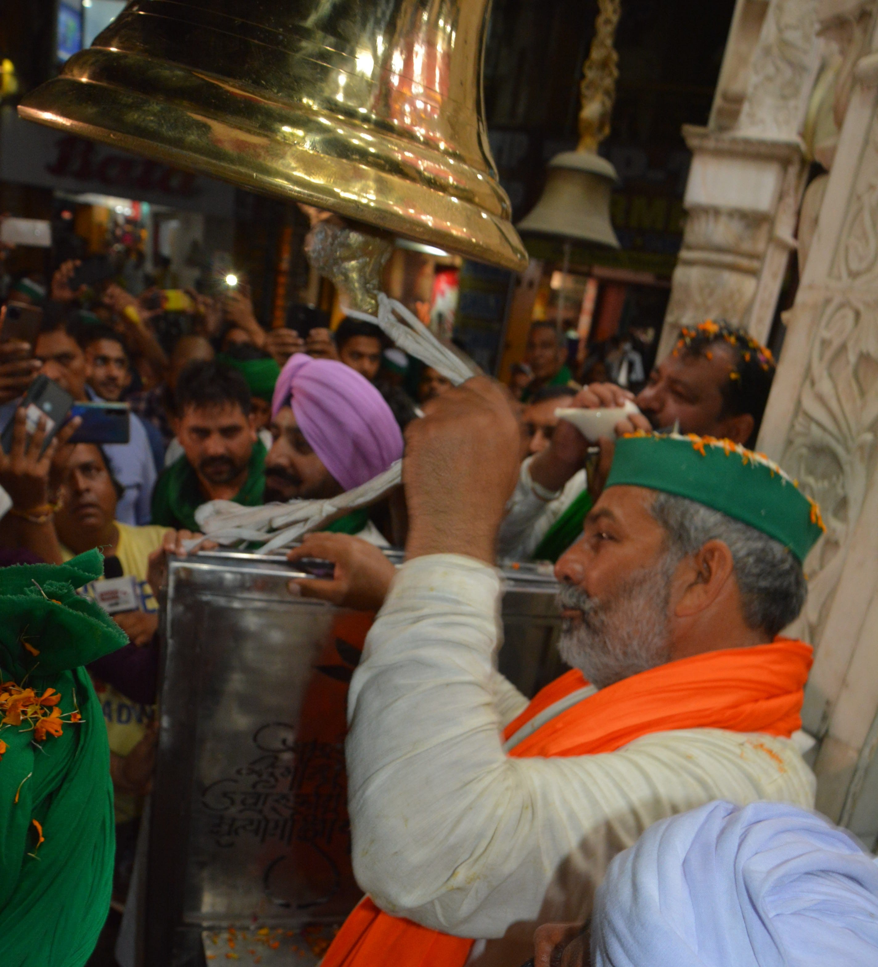 बुधवार को मुजफ्फरनगर के शिवमूर्ति पर घंटा भेट करते संयुक्त किसान मोर्चा के नेता राकेश टिकैत। सं? बुधवार को मुजफ्फरनगर के शिवमूर्ति पर घंटा भेट करते संयुक्त किसान मोर्चा के नेता राकेश टिकैत। सं?