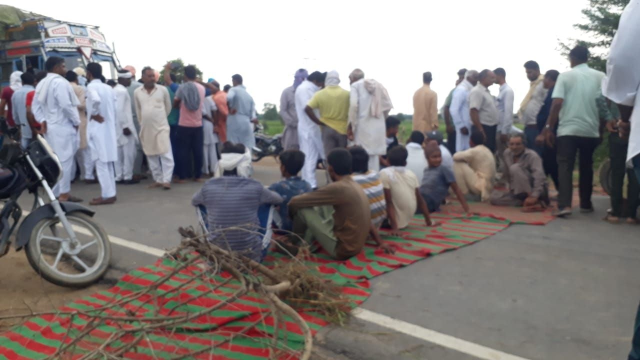 रोड जाम करके बैठे किसान। रोड जाम करके बैठे किसान।