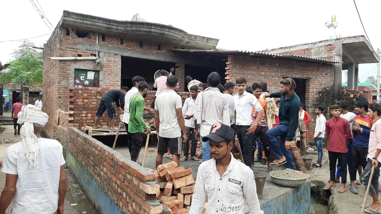 कुएं पर निर्माण कार्य करते प्रधान पक्ष के लोग कुएं पर निर्माण कार्य करते प्रधान पक्ष के लोग