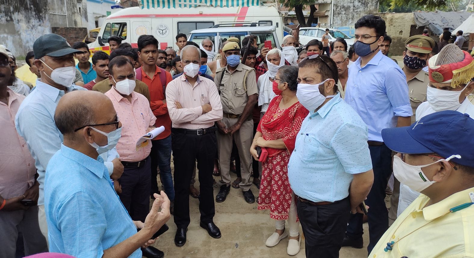 गांव राजेपुर सरायमेदा में सीएमओ को दिशा निर्देश देते डीएम मानवेंद्र सिंह। संवाद गांव राजेपुर सरायमेदा में सीएमओ को दिशा निर्देश देते डीएम मानवेंद्र सिंह। संवाद