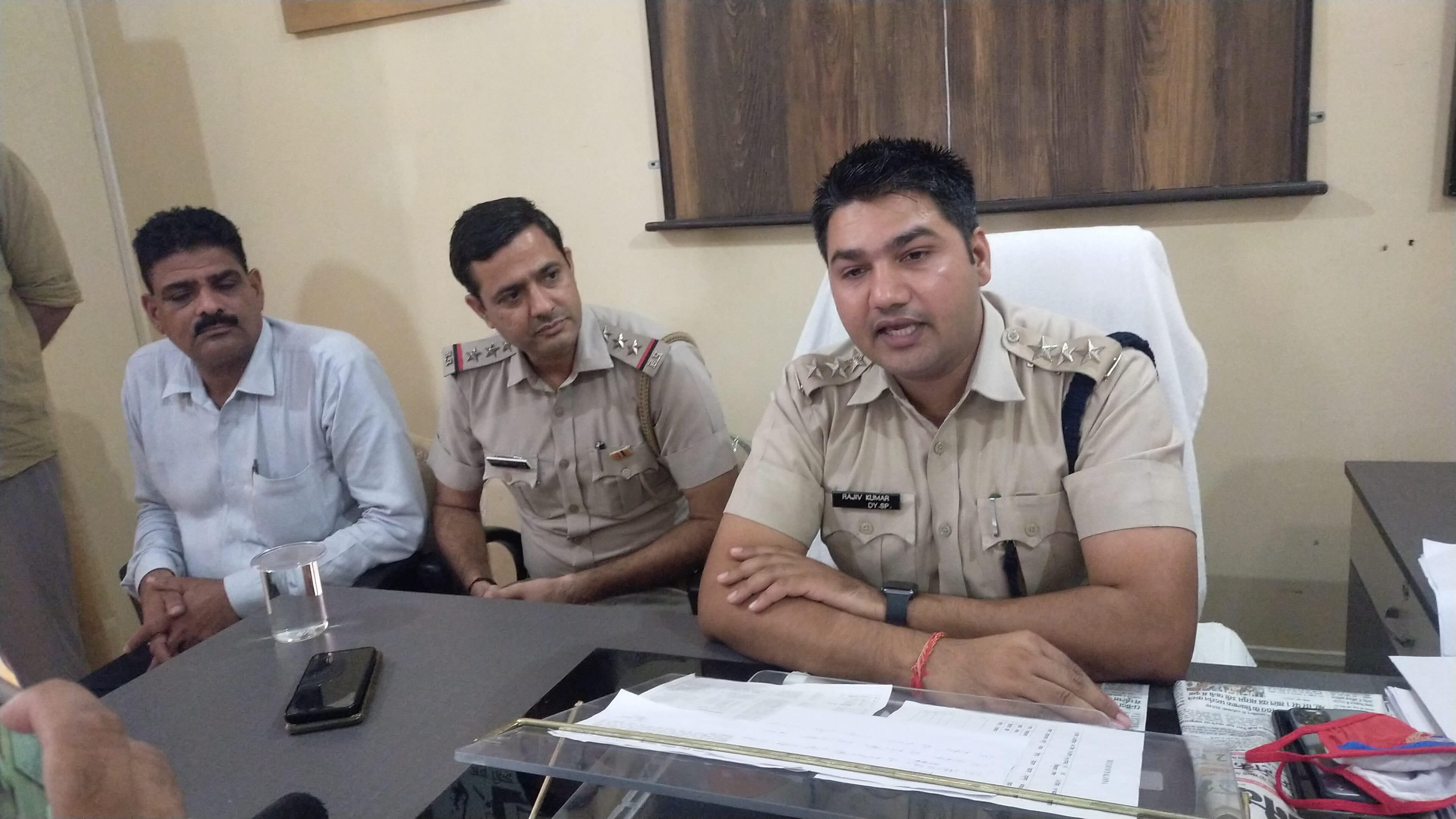  वारदात की जानकारी देते पुलिस अधिकारी