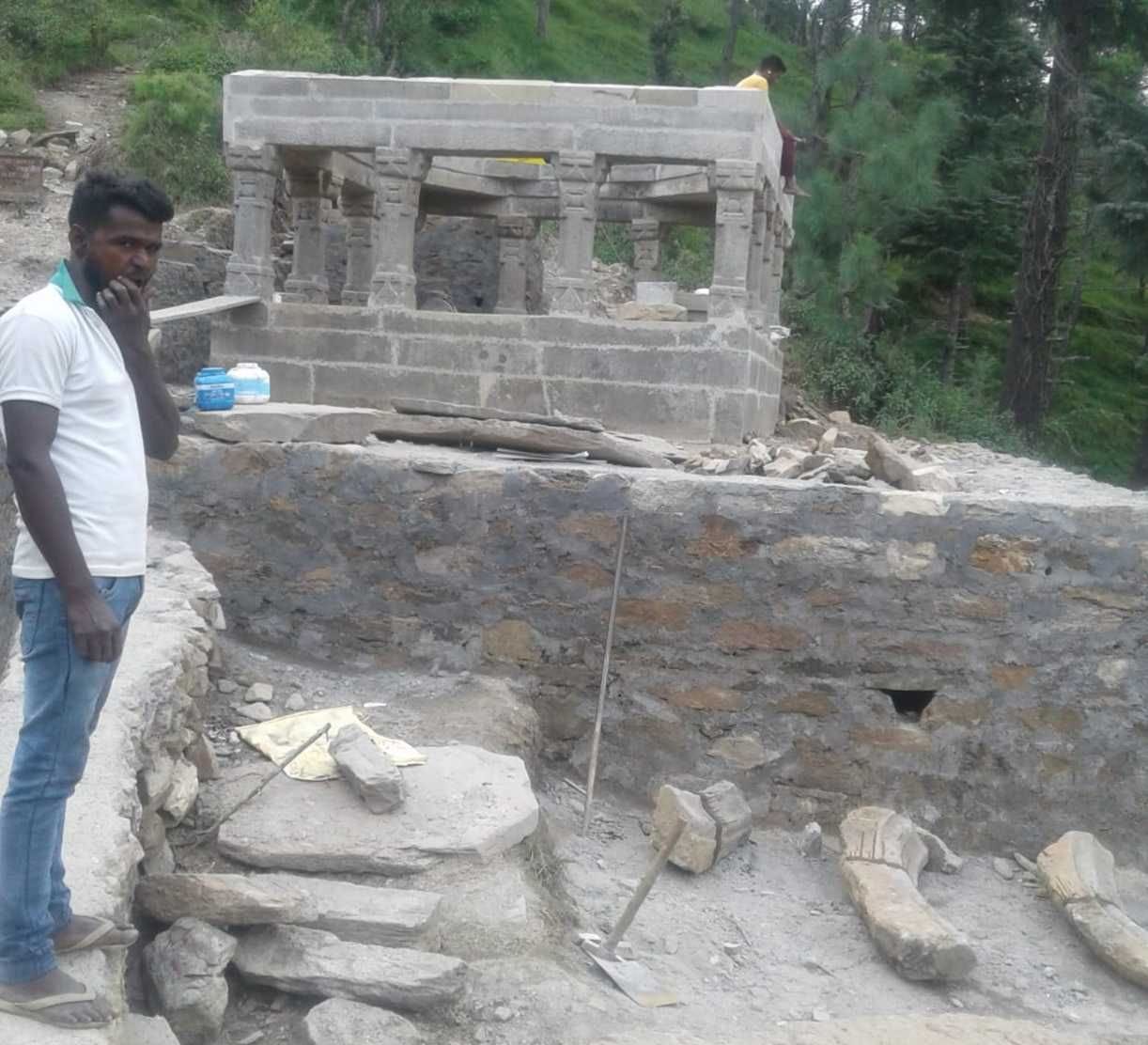 तोली गड़कोट में बिरखम से बन रहा विश्रामालय। तोली गड़कोट में बिरखम से बन रहा विश्रामालय।