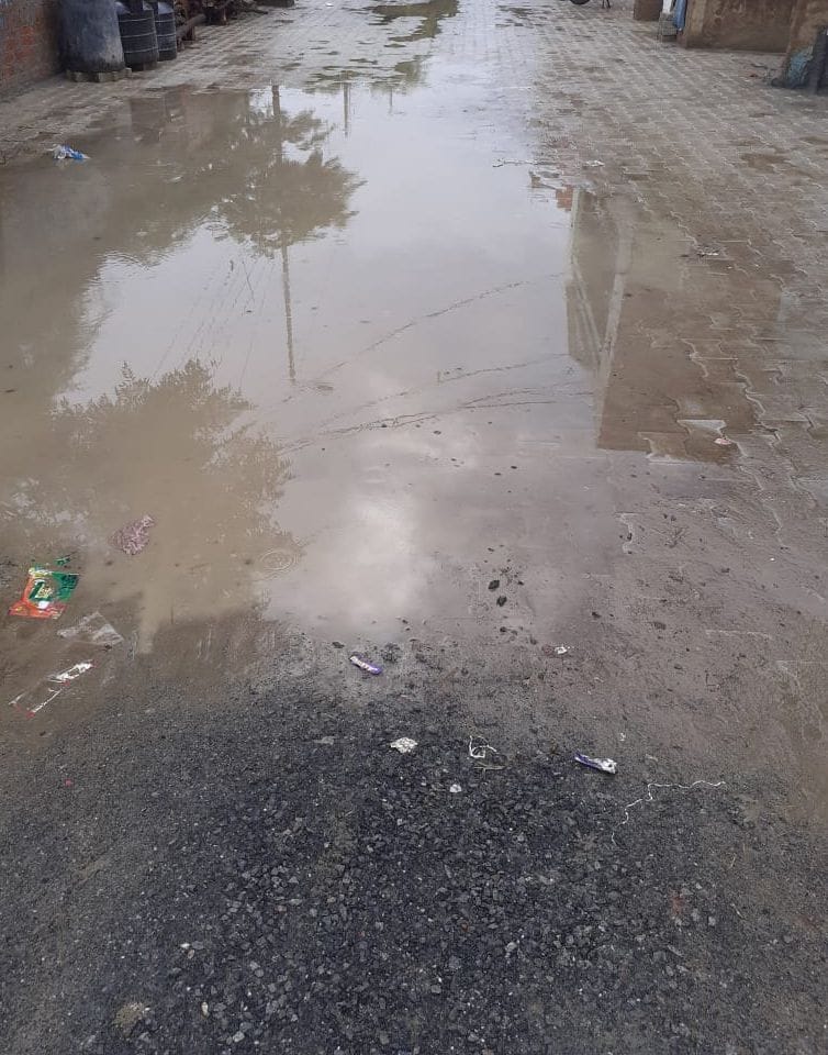 गली का लेवल सही न होने पर बारिश का पानी हुआ जमा। गली का लेवल सही न होने पर बारिश का पानी हुआ जमा।