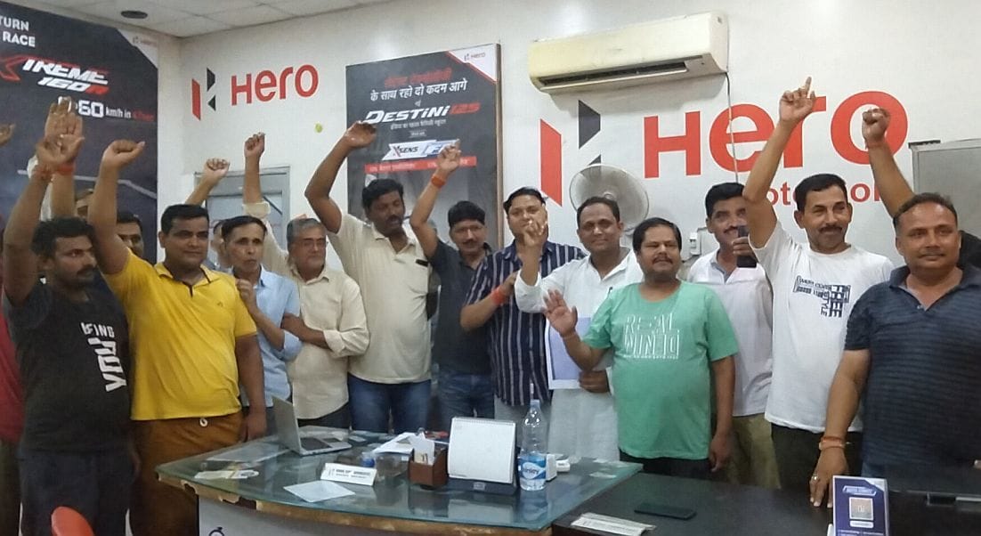 सुल्तानपुर पट्टी में प्रदर्शन करते व्यापारी। सुल्तानपुर पट्टी में प्रदर्शन करते व्यापारी।