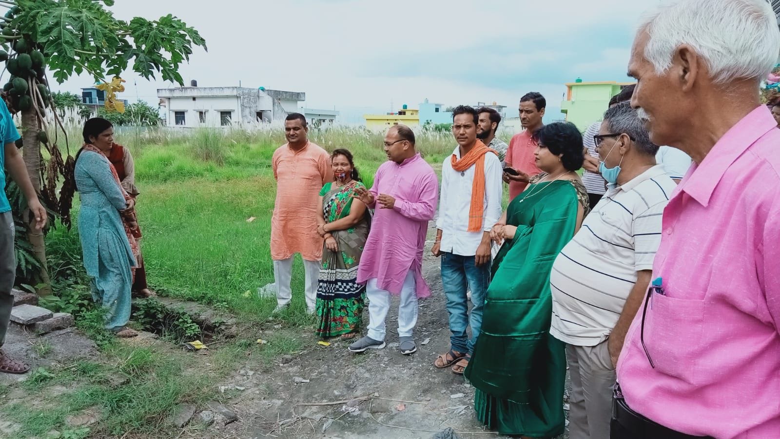 खटीमा में ग्राम सभा उमरुखुर्द में संपर्क मार्ग का निरीक्षण करते विधायक डॉ. प्रेम सिंह राणा। खटीमा में ग्राम सभा उमरुखुर्द में संपर्क मार्ग का निरीक्षण करते विधायक डॉ. प्रेम सिंह राणा।