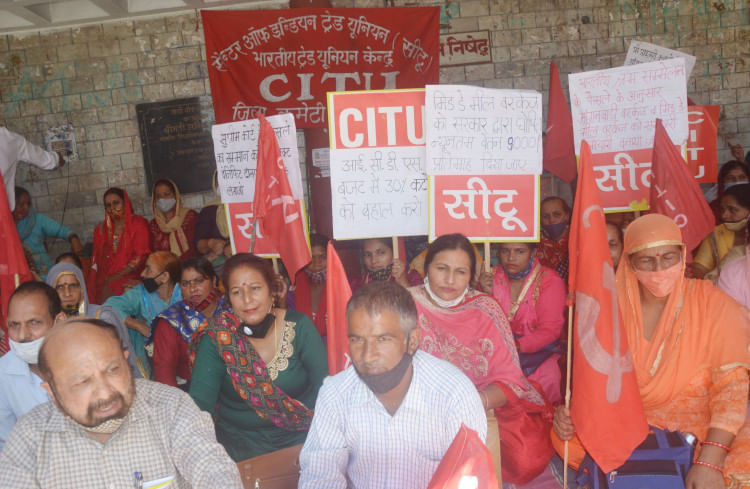 मांगों को लेकर गांधी चौक पर धरना प्रदर्शन करतीं आंगनबाड़ी व मिड डे मील कार्यकर्ता।